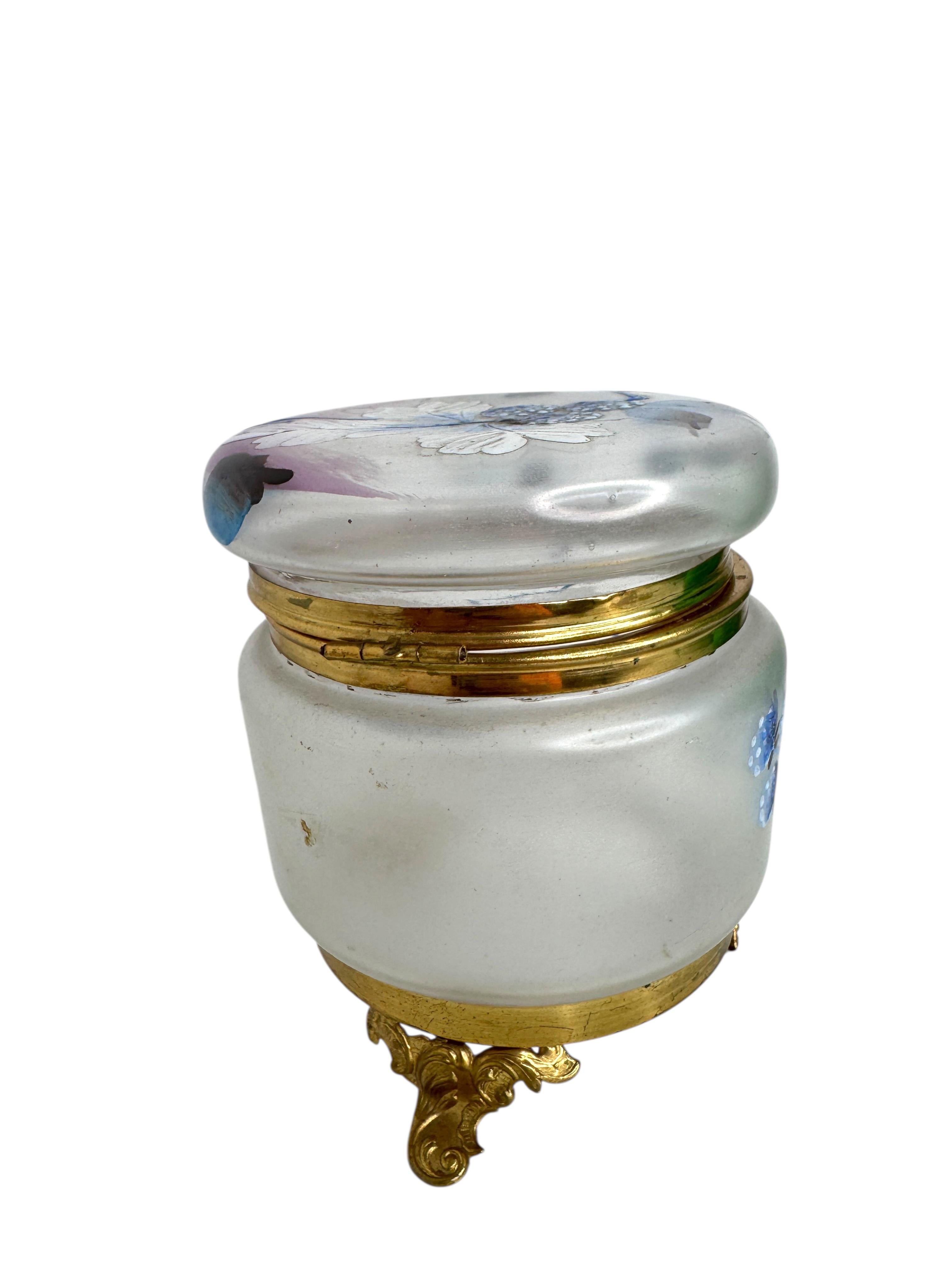 Jugendstil-Schmuckkästchen aus Ormolu und satiniertem Glas, Frankreich, um 1900 (Handbemalt) im Angebot