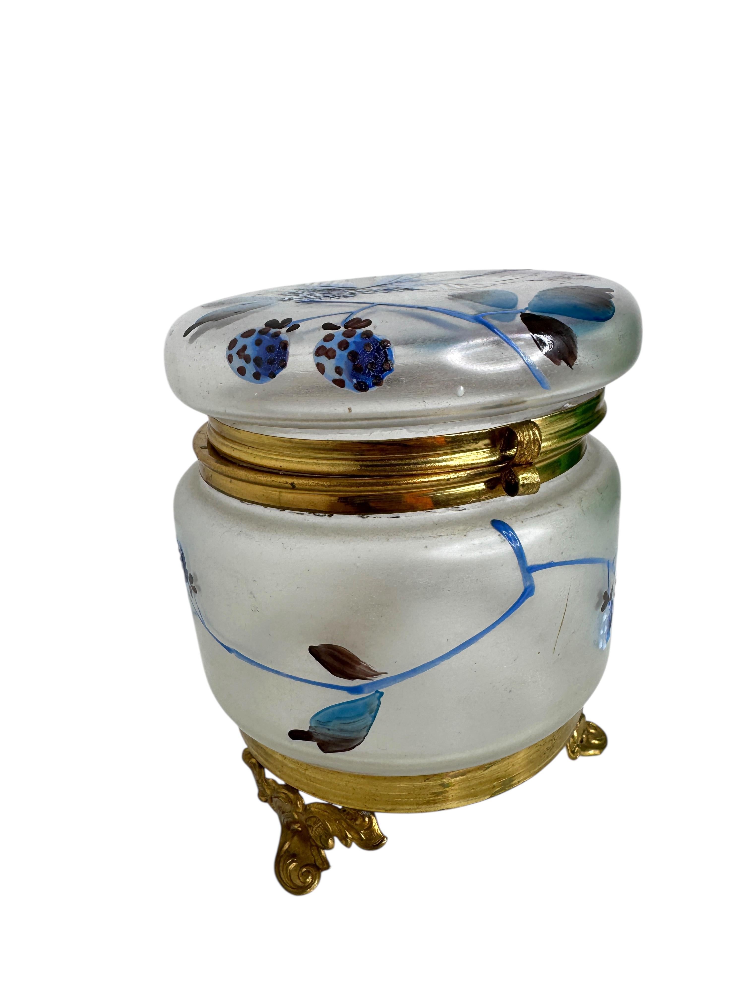 Ein wunderschönes Schmuckkästchen aus Glas mit Ormolu-Beschlägen. Dieses charmante kleine Schmuckkästchen wurde nicht restauriert und befindet sich in einem sehr stabilen und funktionstüchtigen Zustand, die Abnutzung entspricht seinem Alter und