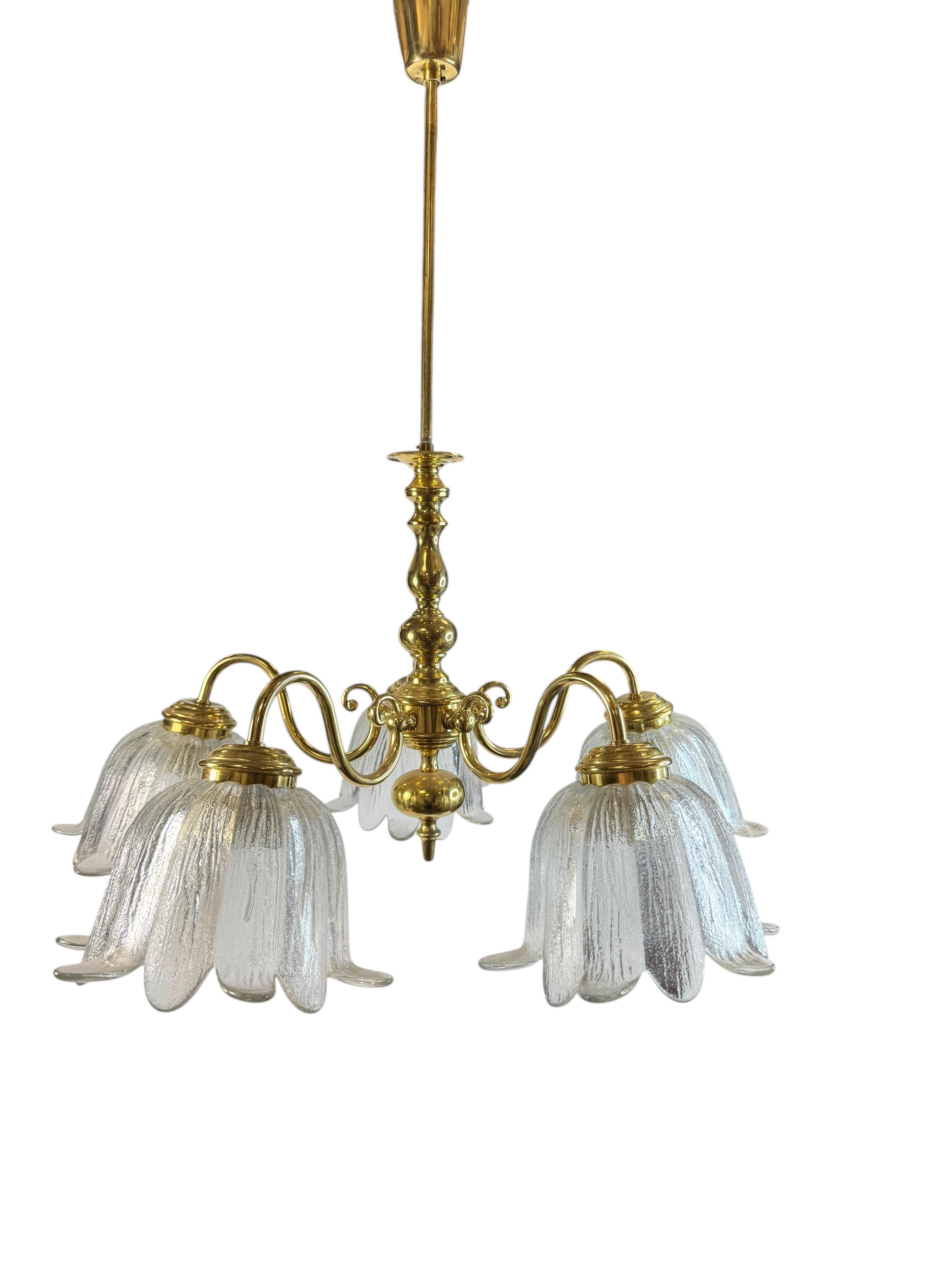 Large Five Light Brass Tole Chandelier Calyx Glass Shade Hollywood Regency Style In Good Condition For Sale In Nuernberg, DE