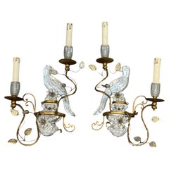 Coppia di magnifiche lampade a pappagallo francesi in ferro dorato e vetro della Maison Baguès