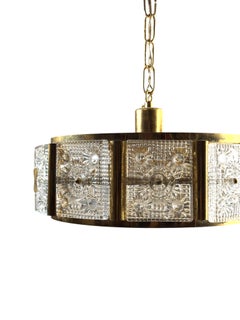 Splendido lampadario a sospensione in vetro e ottone degli anni ’60, realizzato da Carl Fagerlund per Orrefors