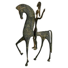 Statue monumentale en bronze représentant un cheval étrusque, patinée, sur socle en bois, années 1970