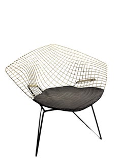 Silla Harrie Bertoia, modelo Diamond en blanco y negro con cojín de tela negra