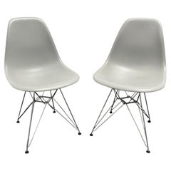 Zweier-Set „Charles & Ray Eames Vitra Grey Eiffel Tower Base“ Stühle, Baujahr 2002