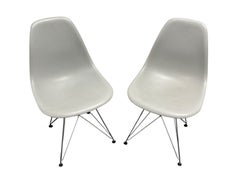 Zweier-Set „Charles & Ray Eames Vitra Grey Eiffel Tower Base“ Stühle, Baujahr 2002