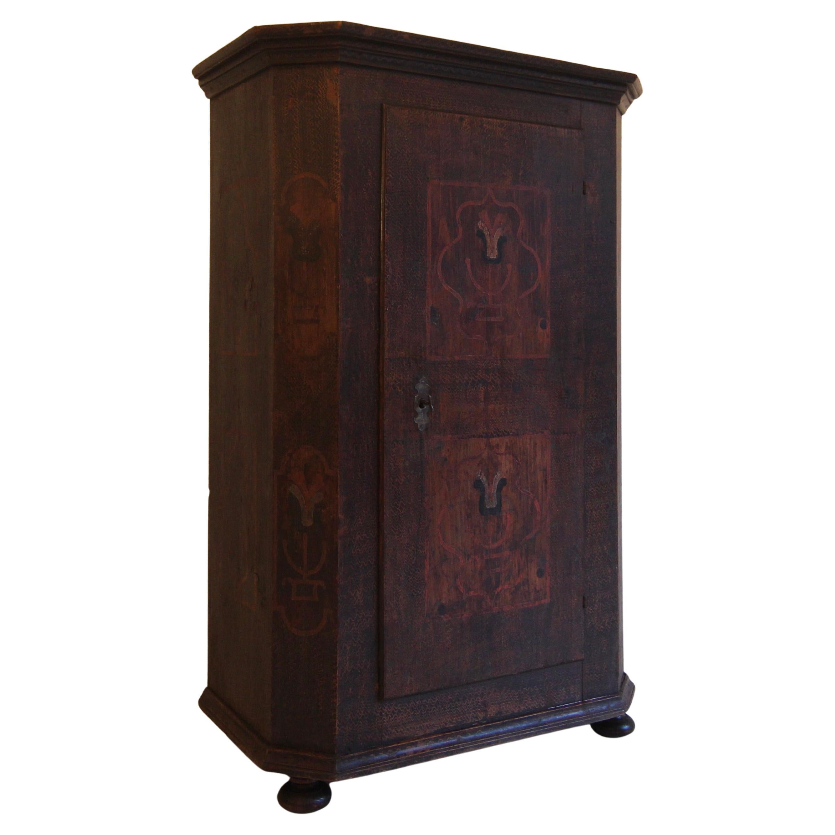 Armario de arte popular pintado original de finales del siglo XVIII, procedente del sur de Alemania/Austria.

Un mueble auténtico con una pátina excepcionalmente bella. El cuadro original se conserva casi íntegro.

Cuerpo de madera de pino de una