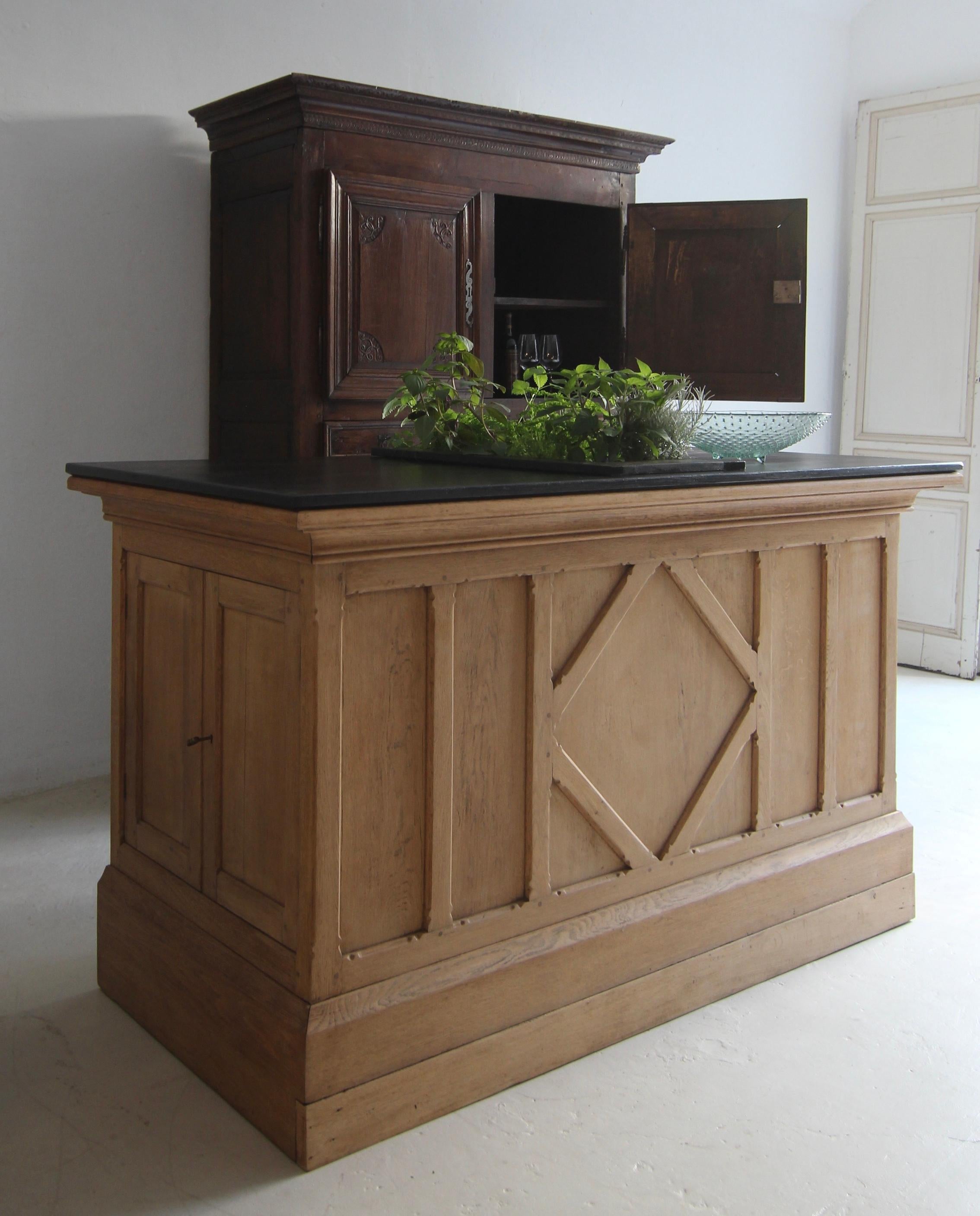 Eine freistehende Vintage-Kücheninsel oder -theke aus Eichenholz. Ursprünglich wahrscheinlich ein sakraler Altar aus dem frühen 20. Jahrhundert. Restauriert und für den täglichen Gebrauch bereit. Ein Unikat.

Eichenholzkorpus in Rahmenkonstruktion