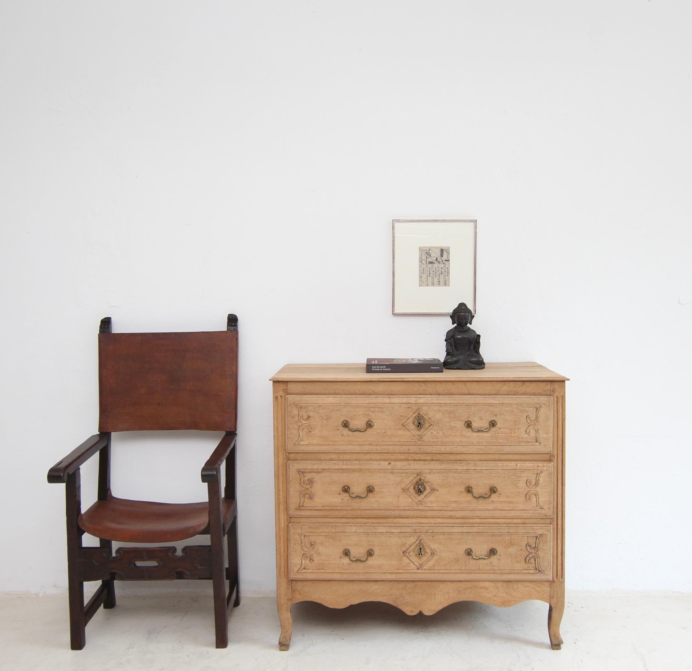 A beautiful French or Belgian provincial chest of drawers from the 1st half of the 19th century. Made from solid oak. Restored and bleached.

Made in the traditional gallery construction method, the oak body is coffered on the sides with 3 drawers,