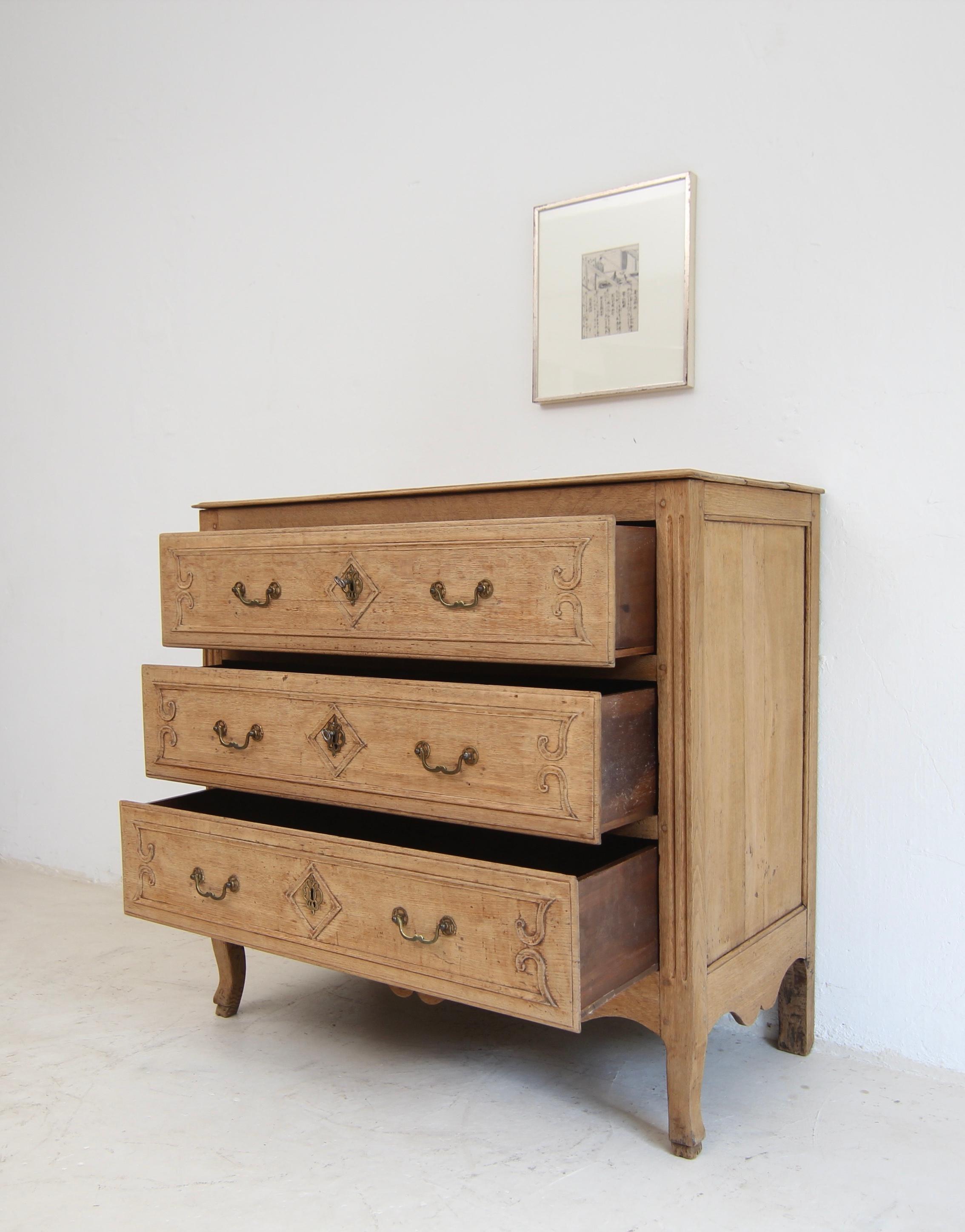 19th Century Bleached Oak Chest of Drawers For Sale 10