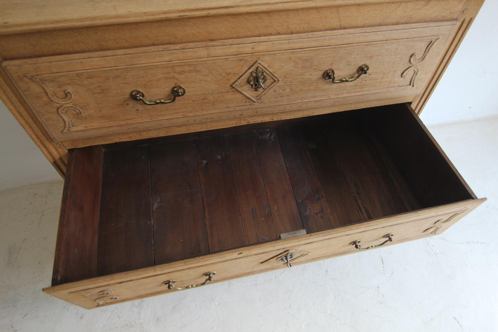 19th Century Bleached Oak Chest of Drawers For Sale 12