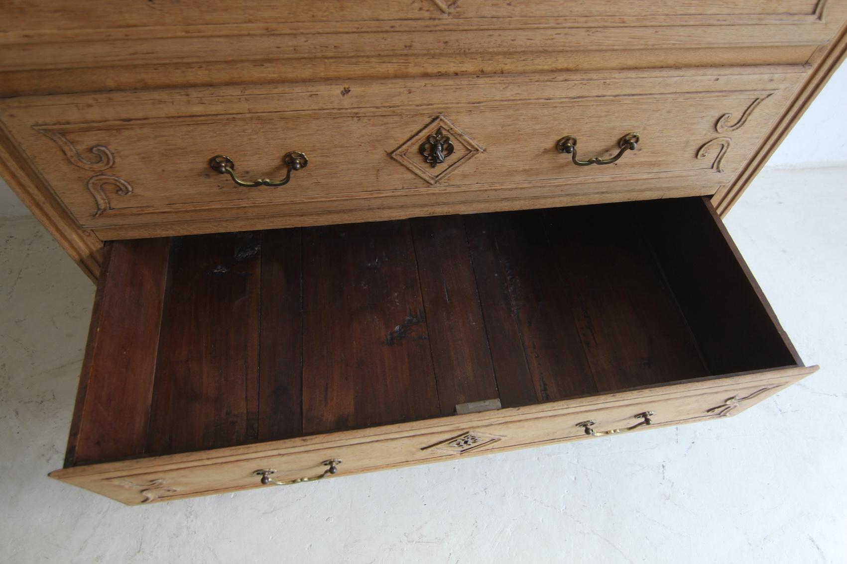 19th Century Bleached Oak Chest of Drawers For Sale 11