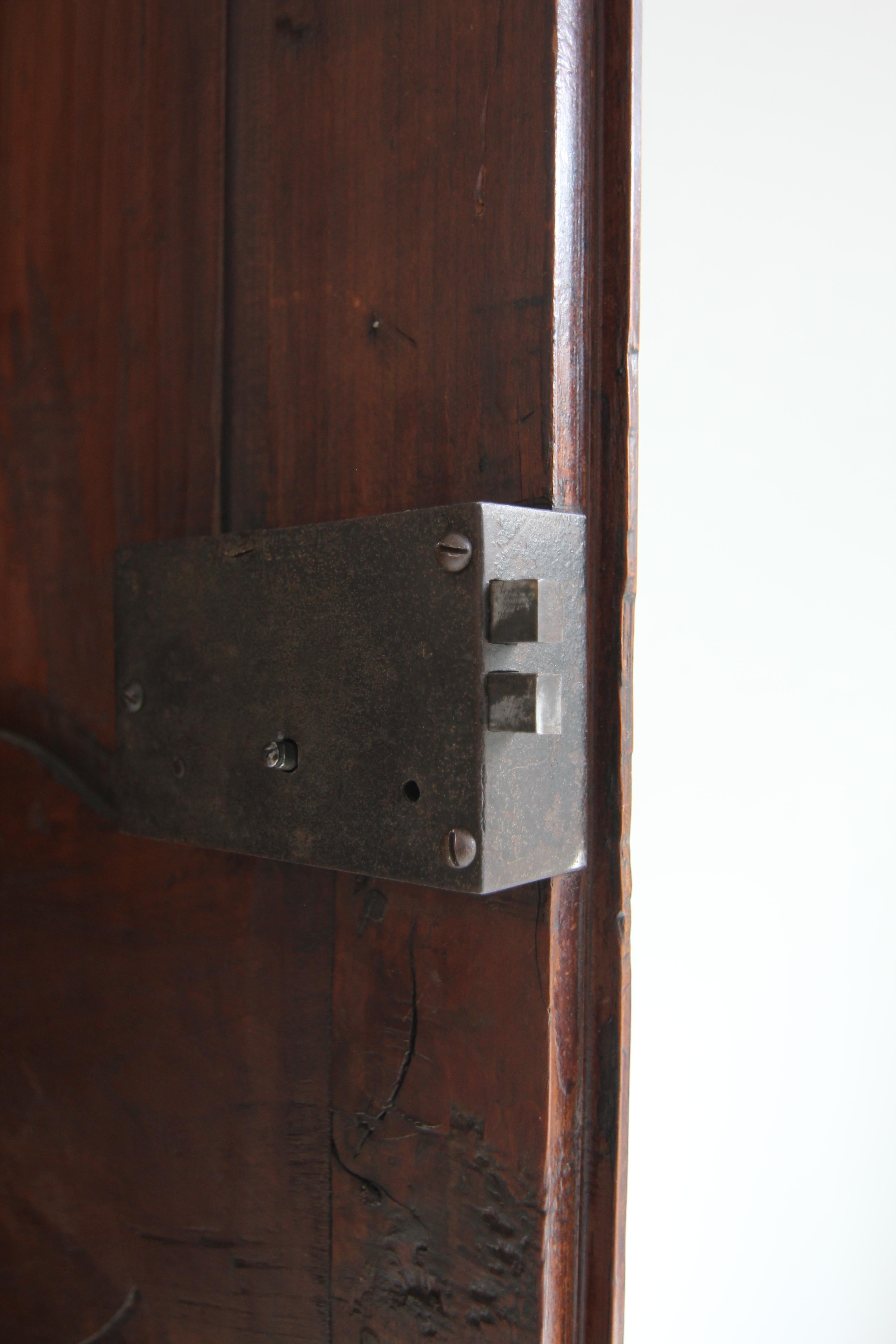 18. Jahrhundert Französisch Lorrain Armoire oder Kleiderschrank aus Kirschholz und Eiche im Angebot 10