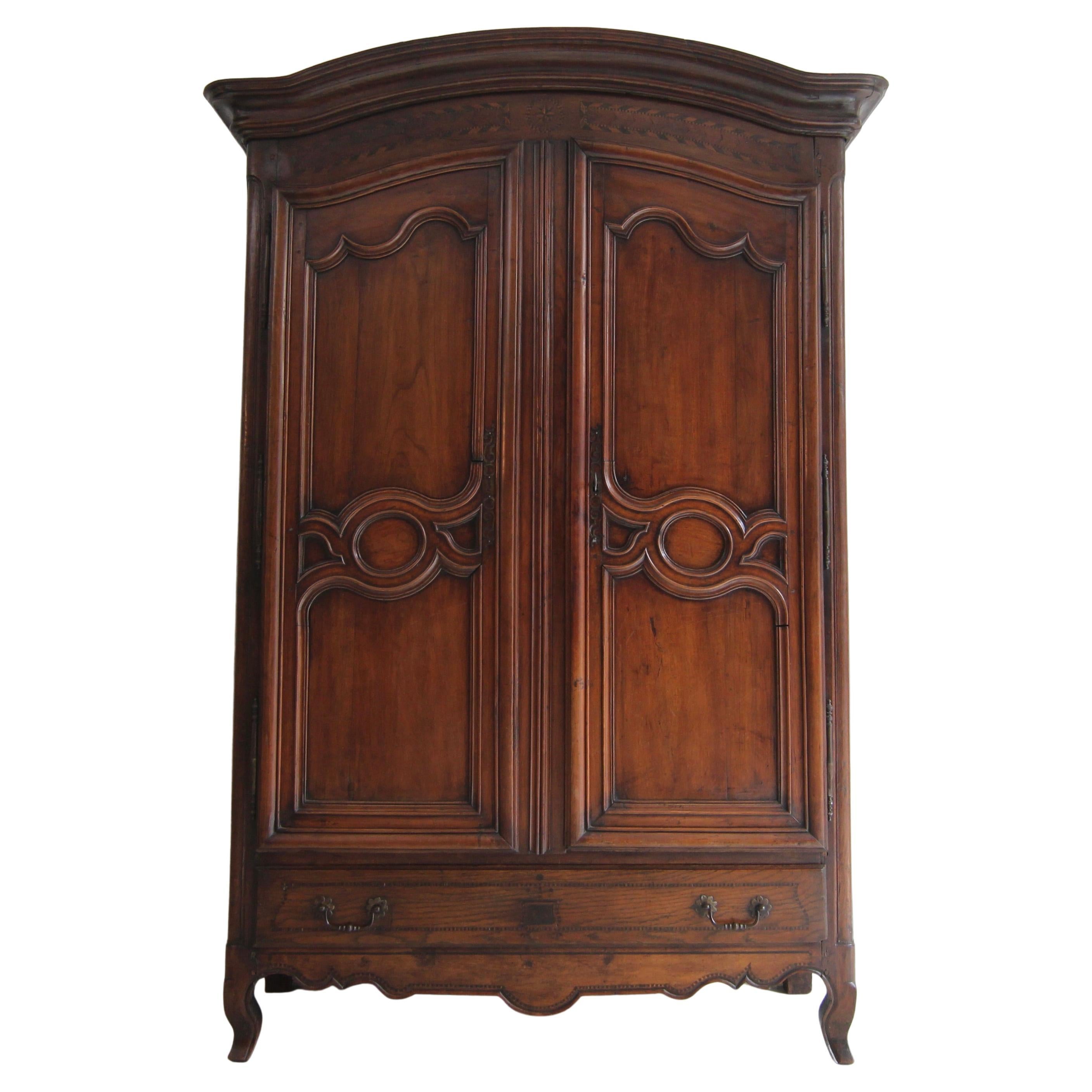 18. Jahrhundert Französisch Lorrain Armoire oder Kleiderschrank aus Kirschholz und Eiche im Angebot
