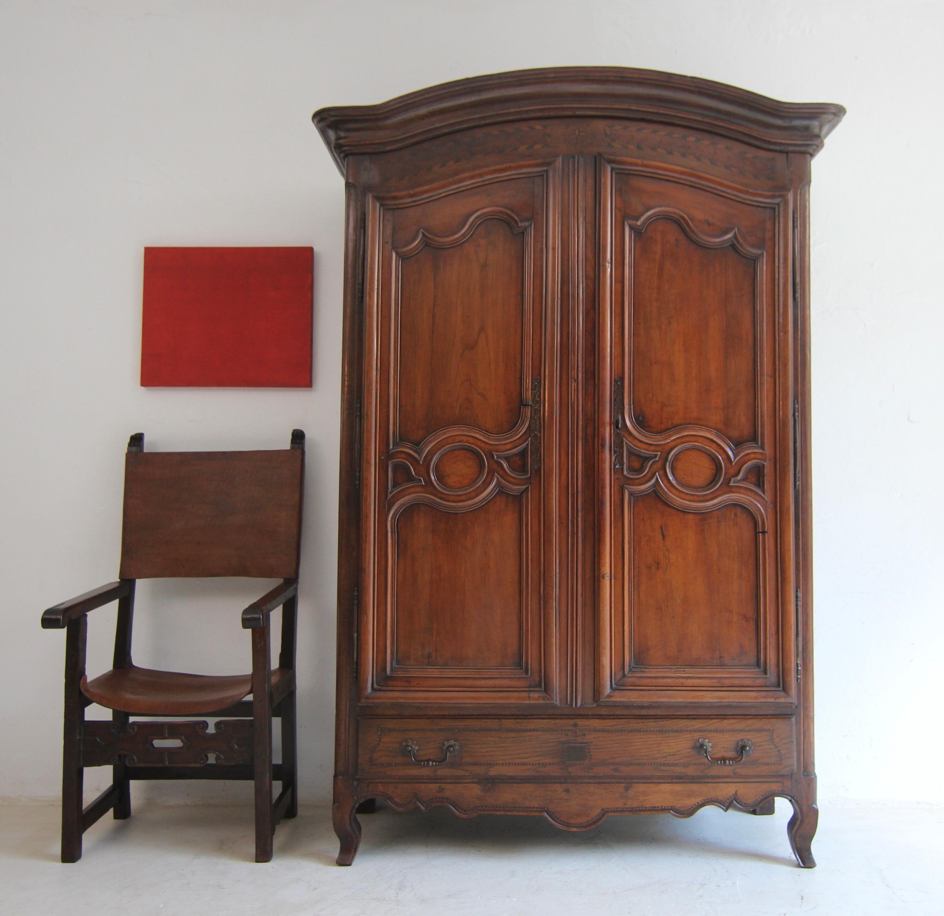 18. Jahrhundert Französisch Lorrain Armoire oder Kleiderschrank aus Kirschholz und Eiche (Louis XV.) im Angebot