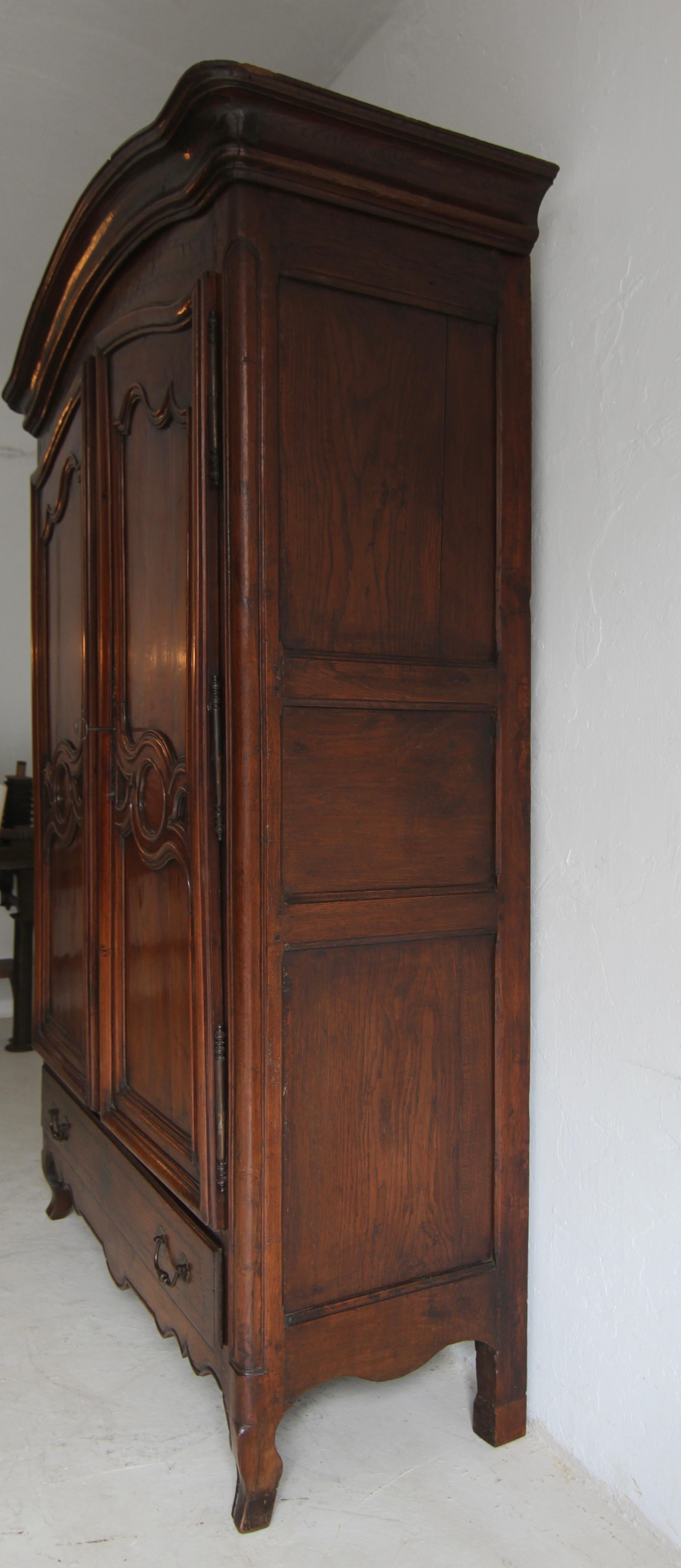 18. Jahrhundert Französisch Lorrain Armoire oder Kleiderschrank aus Kirschholz und Eiche im Angebot 4