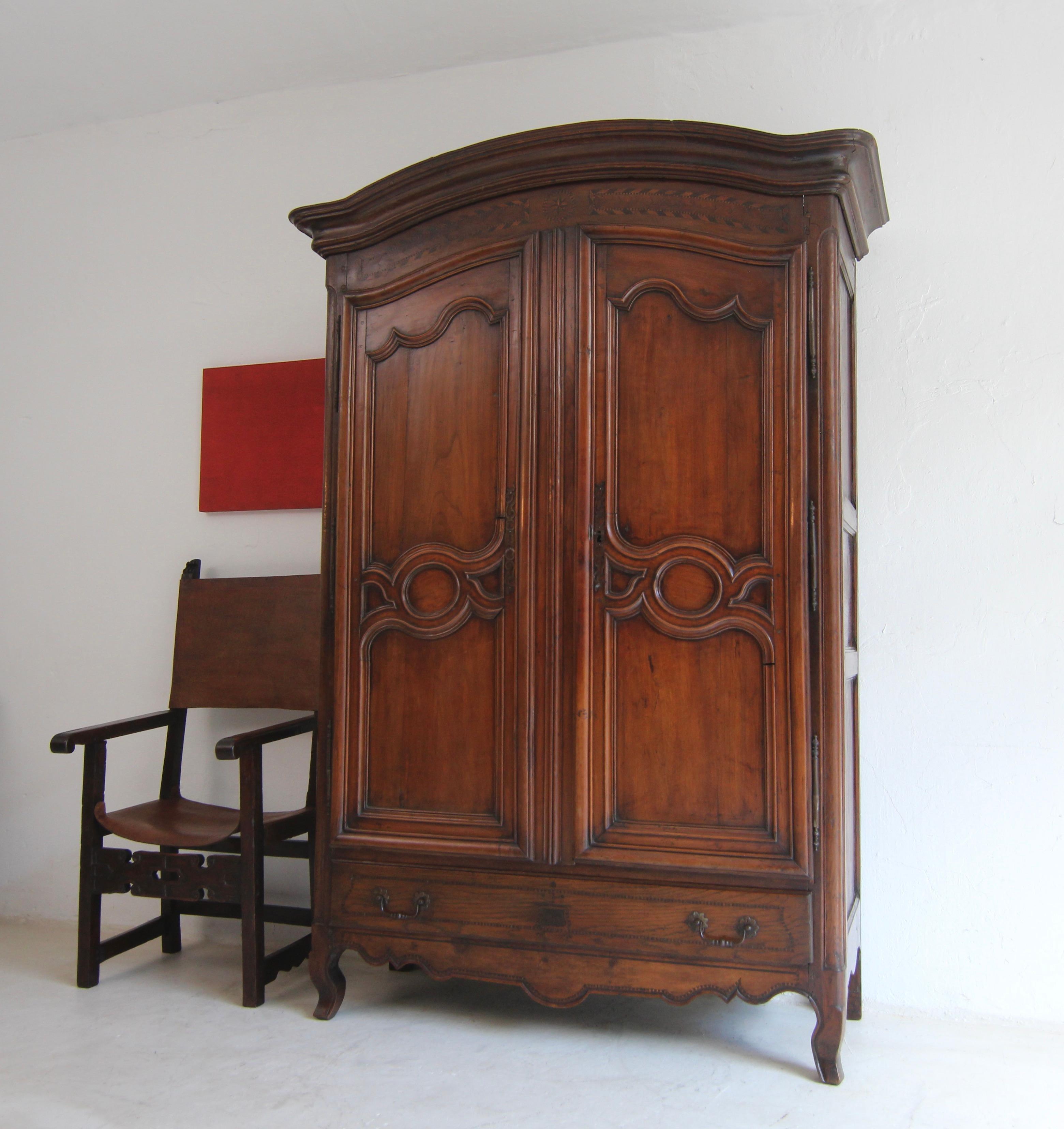18. Jahrhundert Französisch Lorrain Armoire oder Kleiderschrank aus Kirschholz und Eiche im Zustand „Gut“ im Angebot in Dusseldorf, DE