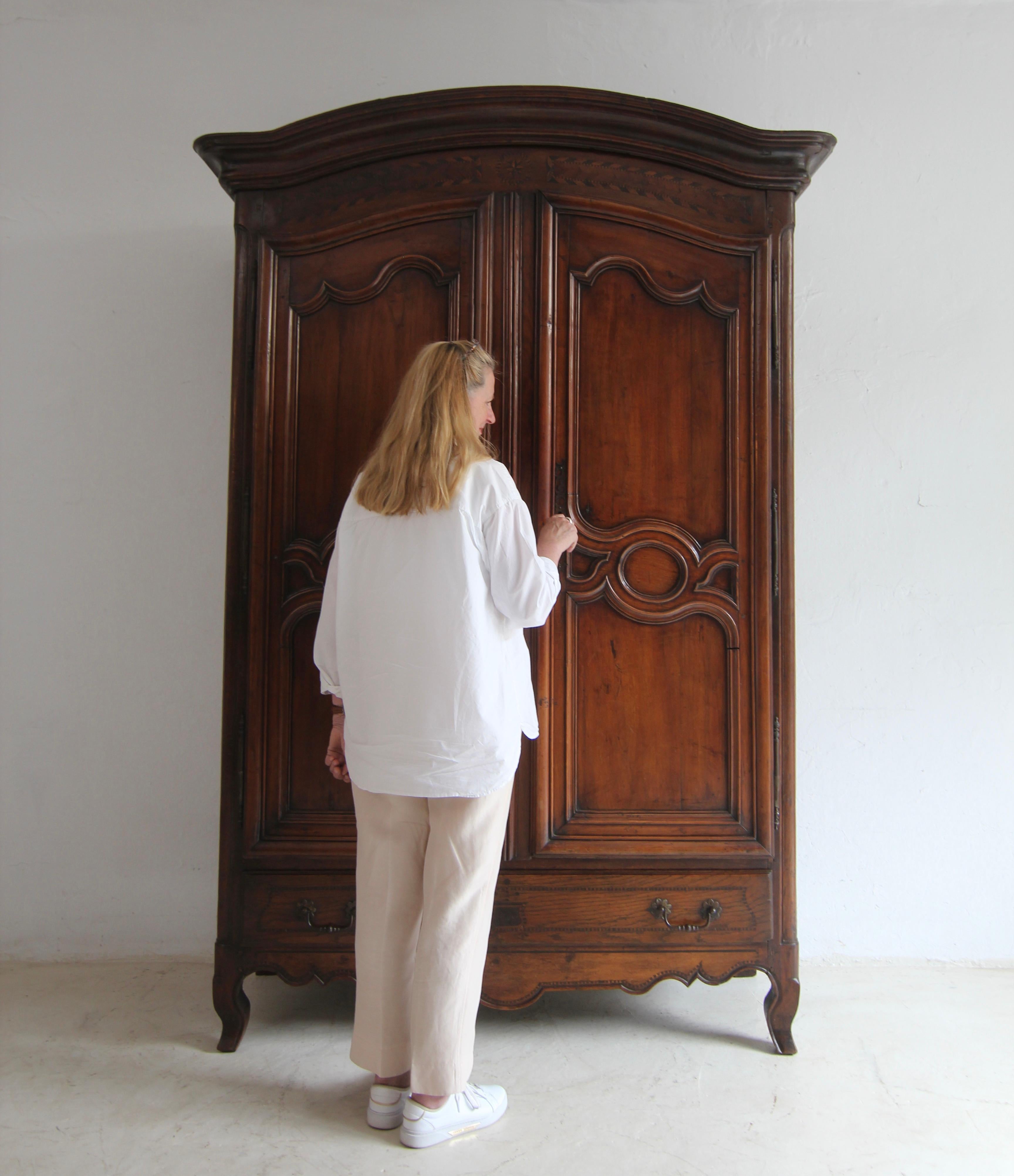 Ein französischer lothringischer Louis XV-Garderoben- oder Flurschrank aus der 2. Hälfte des 18. Massives Eichen- und Kirschholz mit schöner Patina.

Der in traditioneller Ständerbauweise gefertigte Korpus aus seitenverleimter Eiche verfügt über