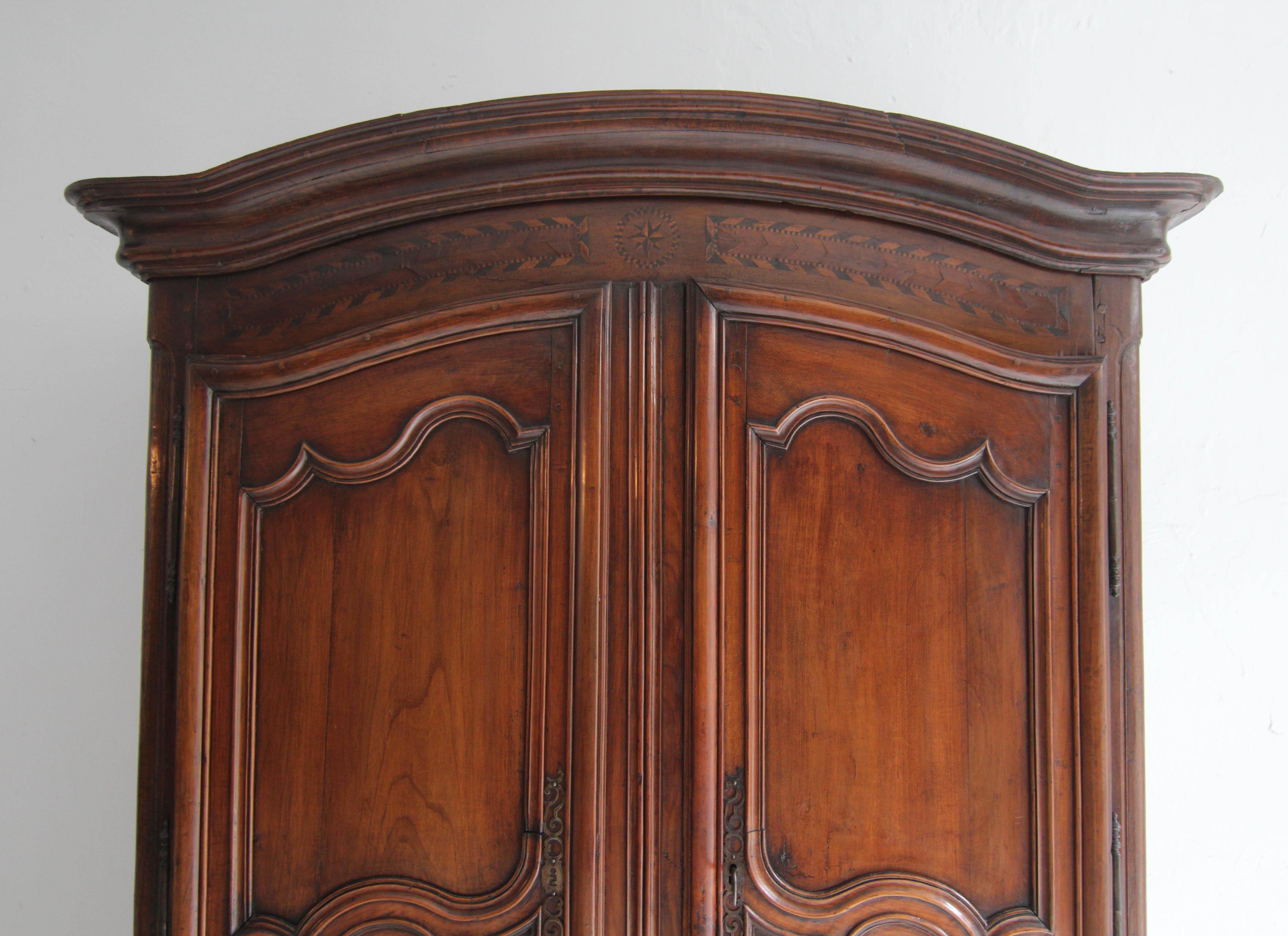 18. Jahrhundert Französisch Lorrain Armoire oder Kleiderschrank aus Kirschholz und Eiche (18. Jahrhundert und früher) im Angebot