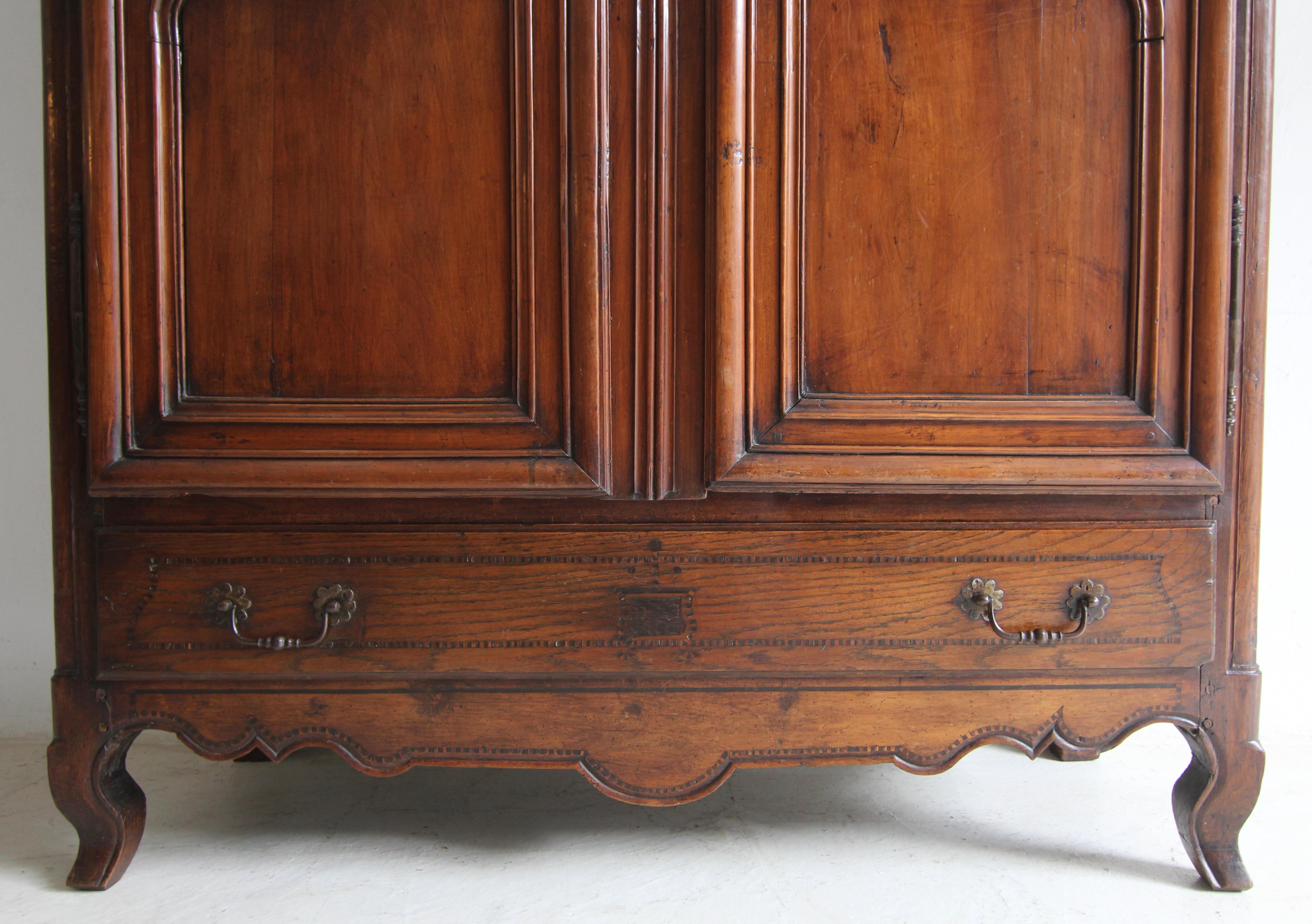 18. Jahrhundert Französisch Lorrain Armoire oder Kleiderschrank aus Kirschholz und Eiche im Angebot 6