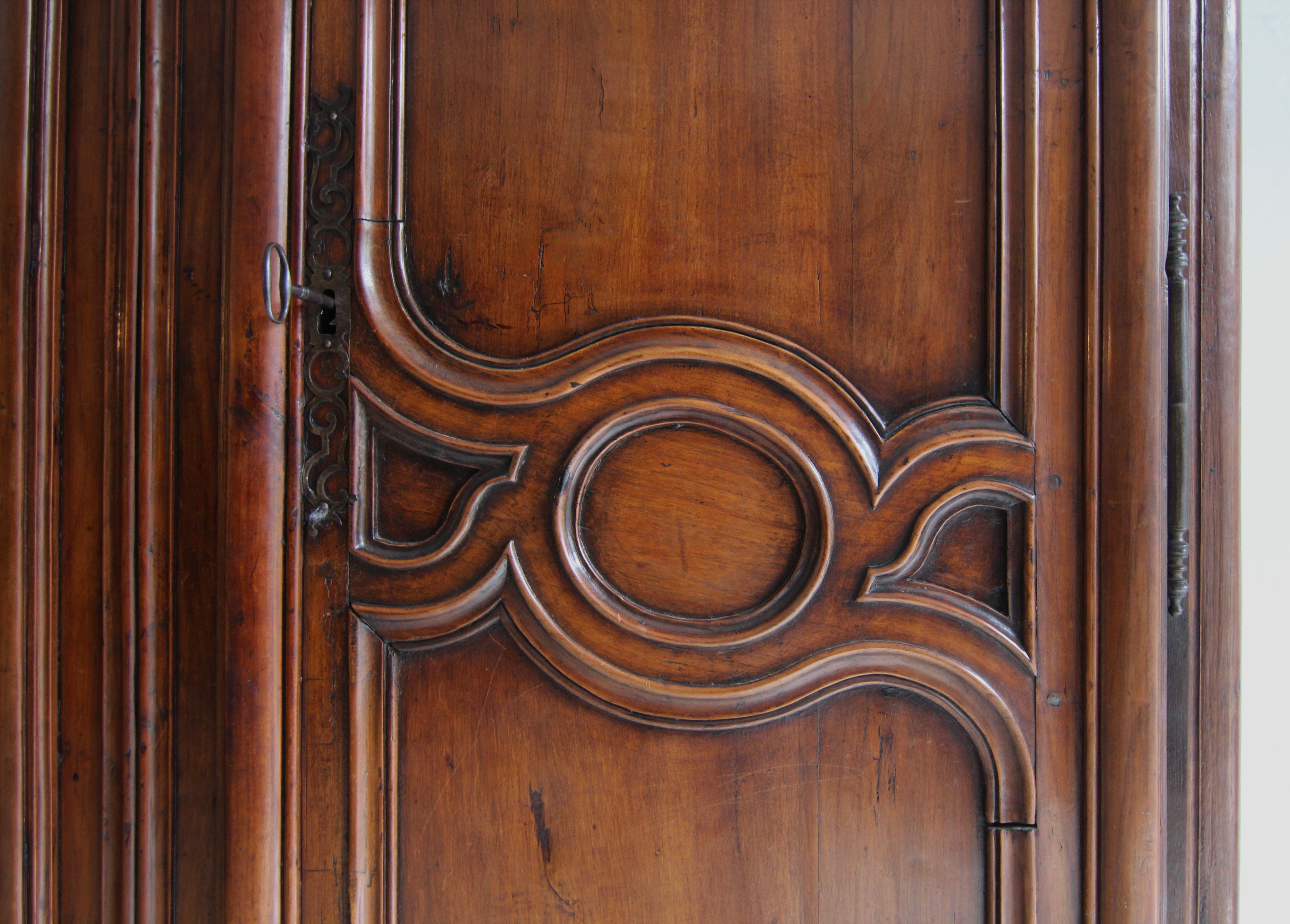18. Jahrhundert Französisch Lorrain Armoire oder Kleiderschrank aus Kirschholz und Eiche im Angebot 1