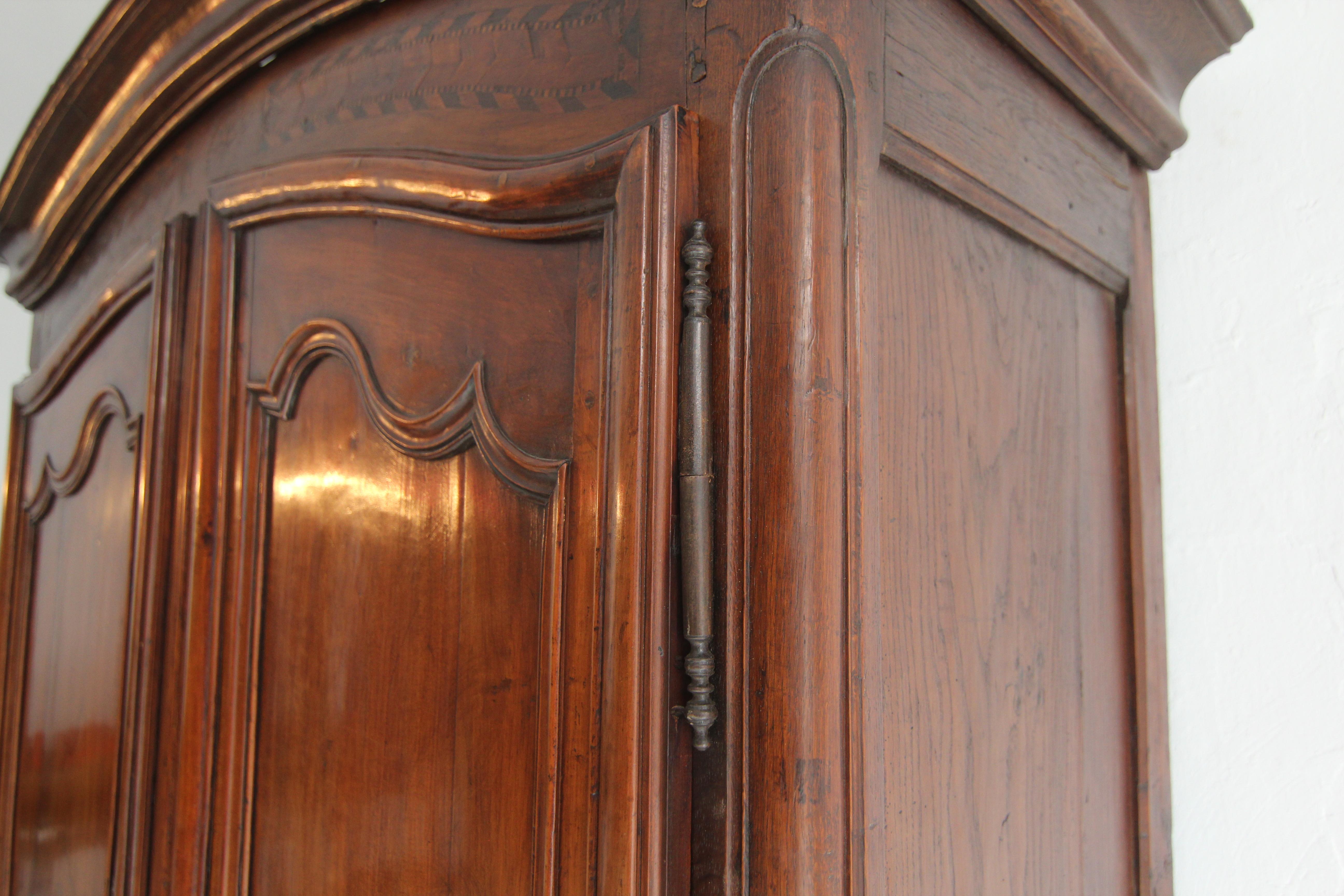 18. Jahrhundert Französisch Lorrain Armoire oder Kleiderschrank aus Kirschholz und Eiche im Angebot 2