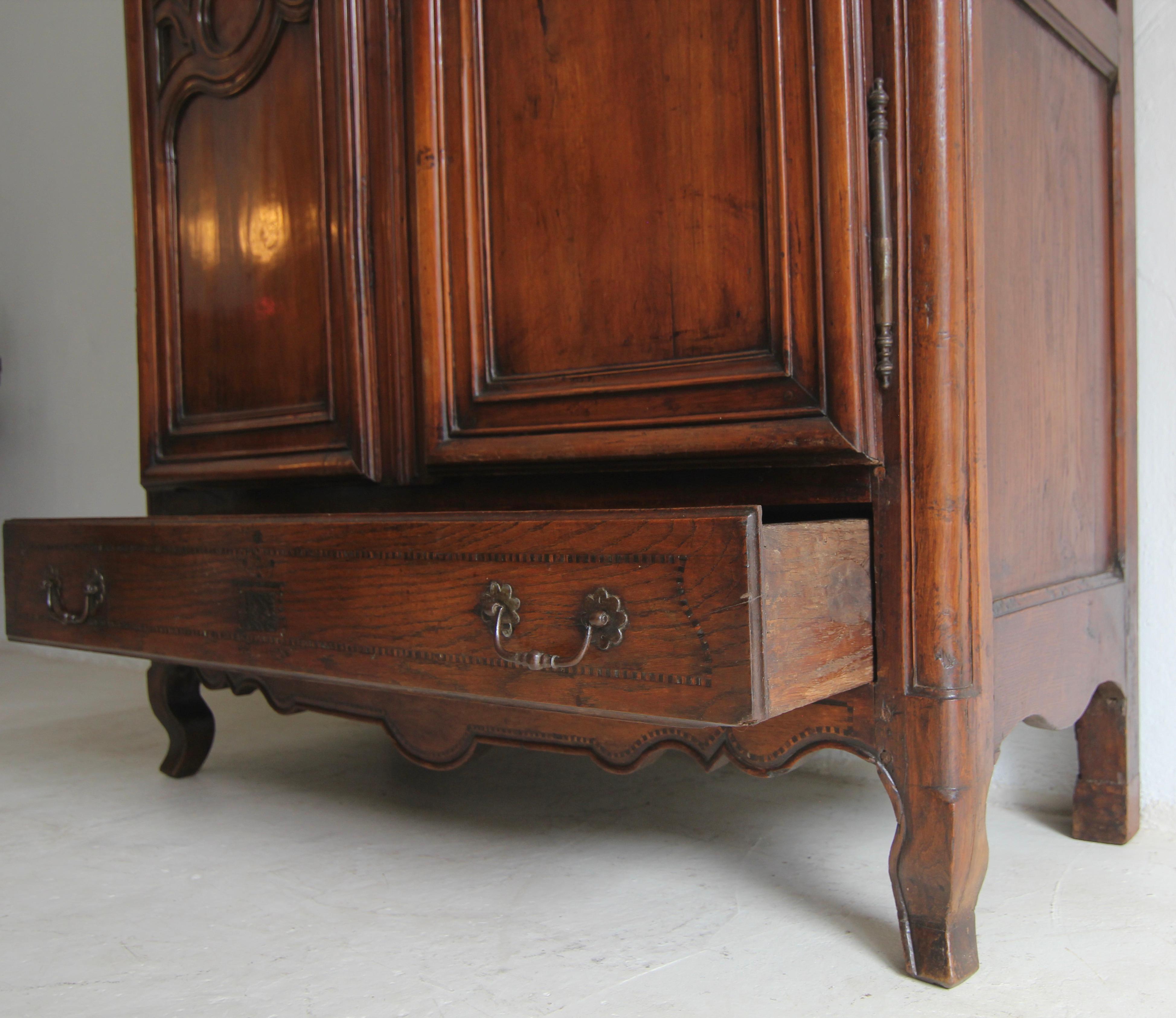18. Jahrhundert Französisch Lorrain Armoire oder Kleiderschrank aus Kirschholz und Eiche im Angebot 7