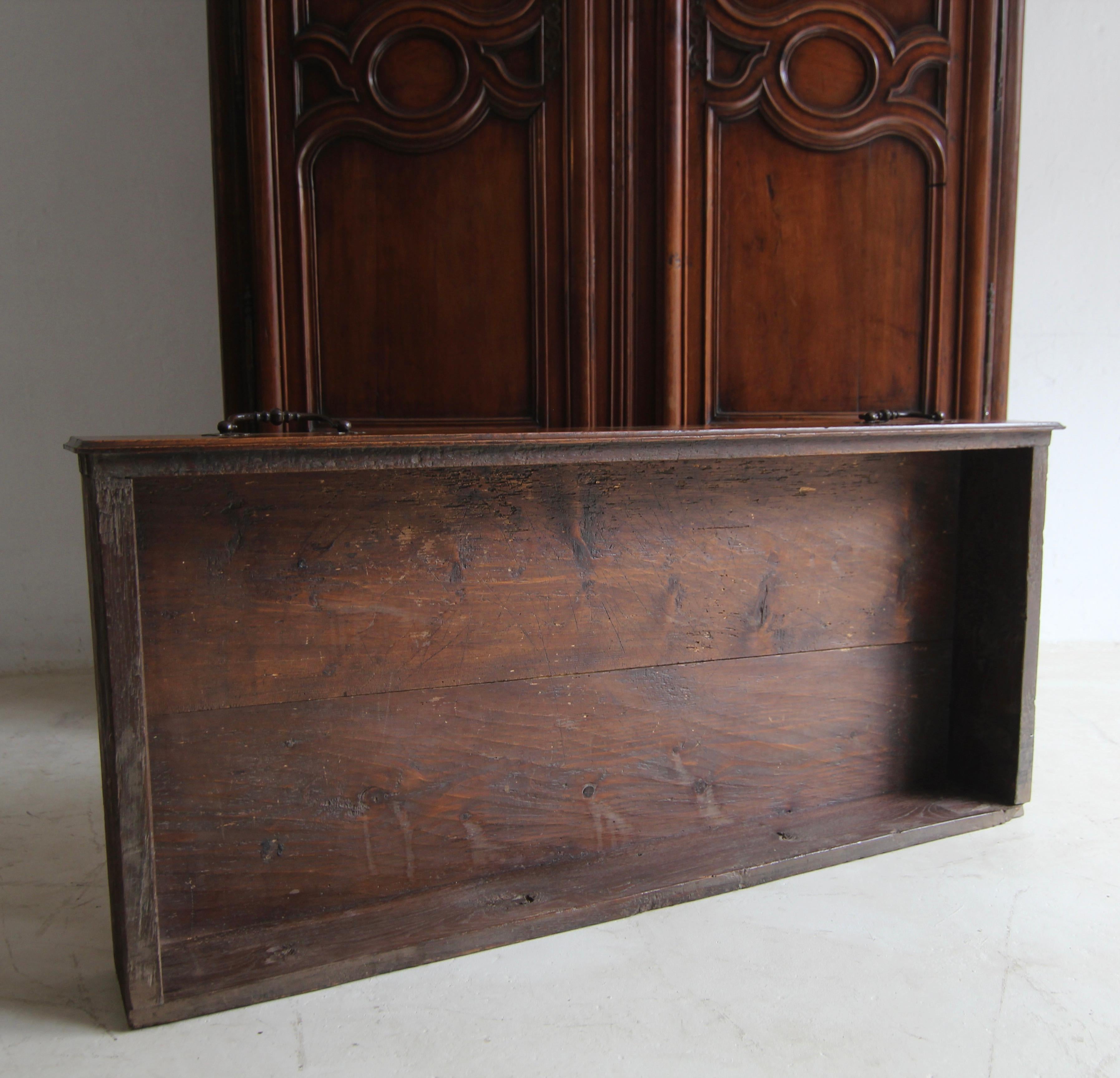 18. Jahrhundert Französisch Lorrain Armoire oder Kleiderschrank aus Kirschholz und Eiche im Angebot 8