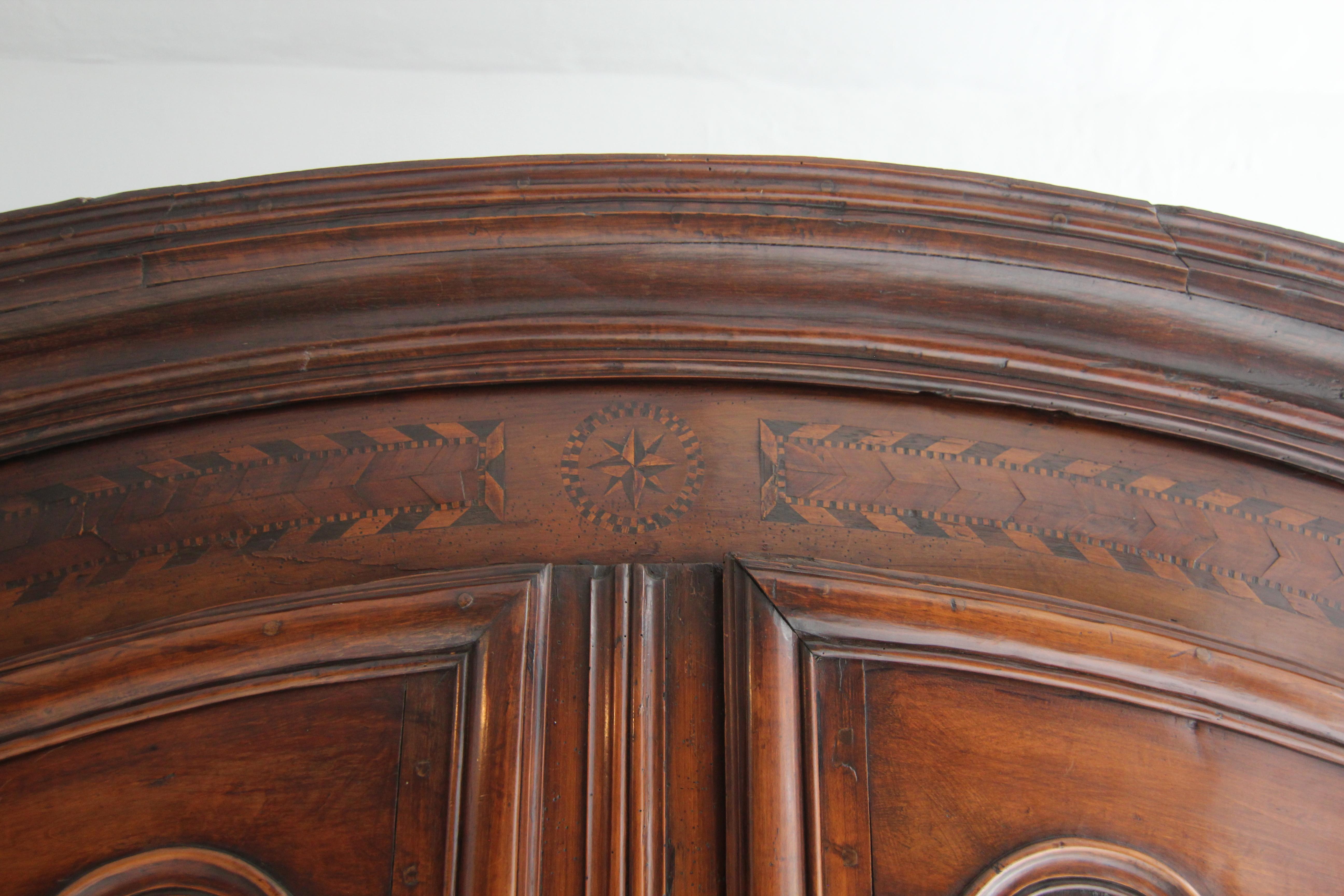 18. Jahrhundert Französisch Lorrain Armoire oder Kleiderschrank aus Kirschholz und Eiche (Kirsche) im Angebot