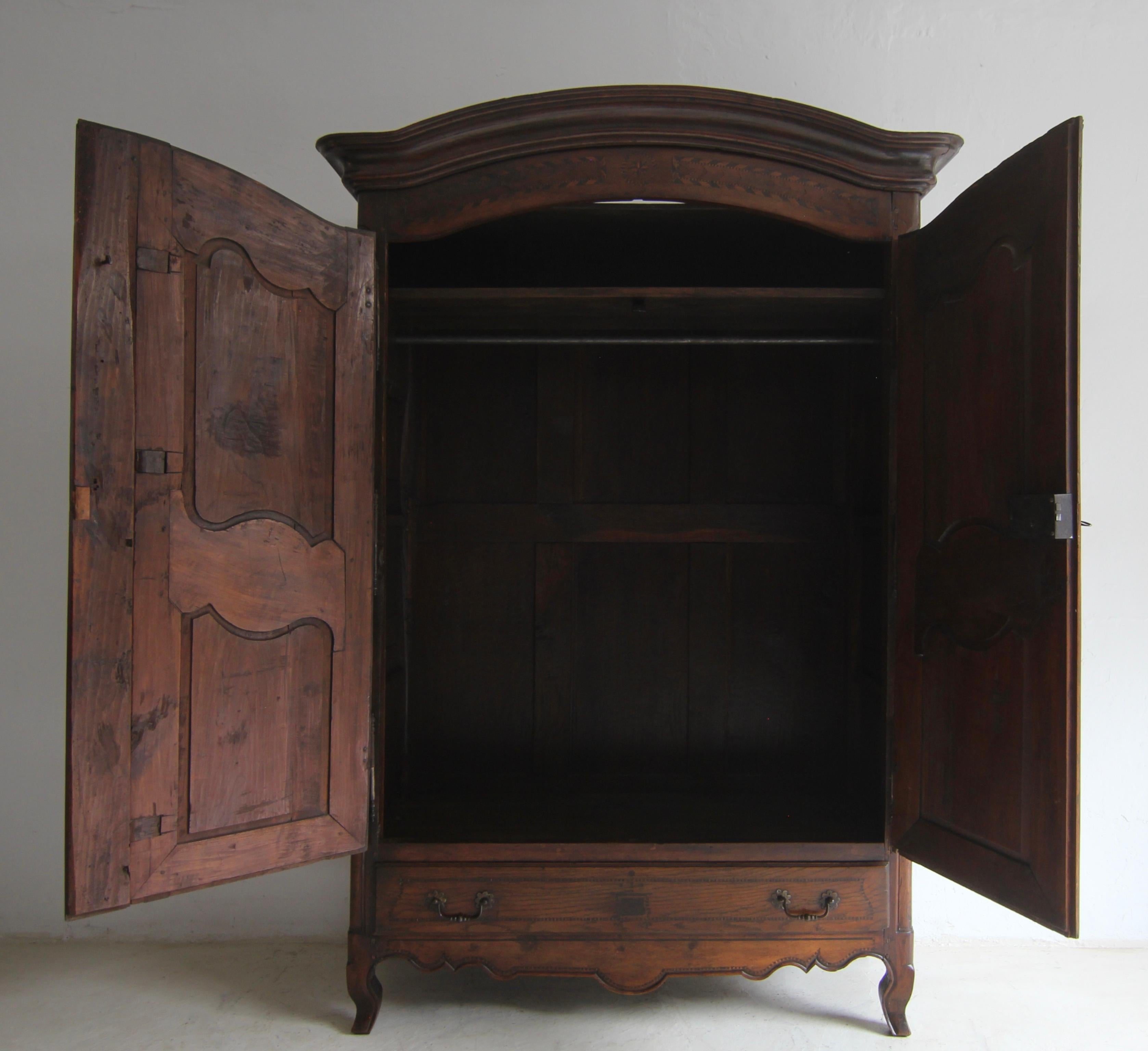 18. Jahrhundert Französisch Lorrain Armoire oder Kleiderschrank aus Kirschholz und Eiche im Angebot 9