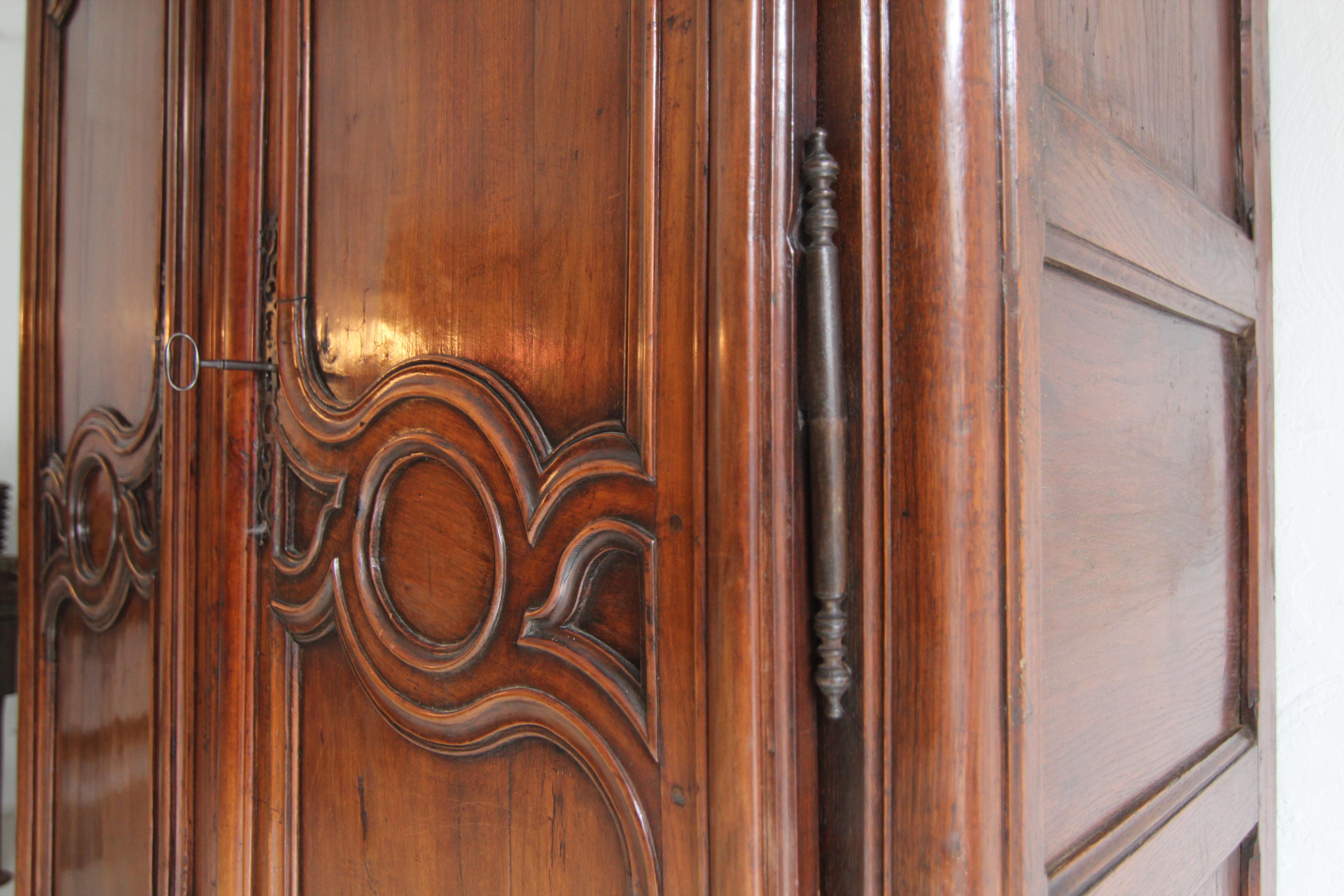 18. Jahrhundert Französisch Lorrain Armoire oder Kleiderschrank aus Kirschholz und Eiche im Angebot 3