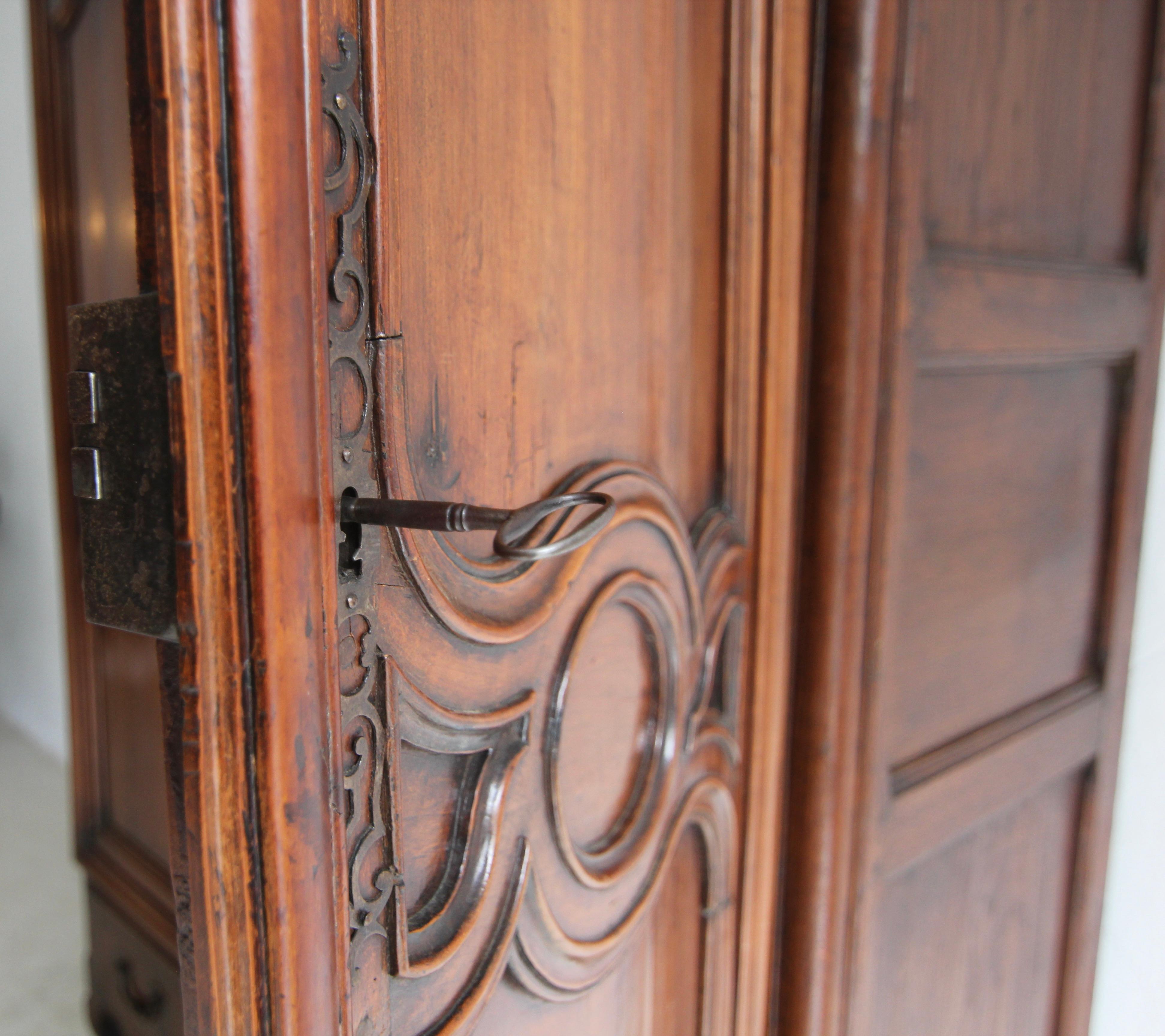 18. Jahrhundert Französisch Lorrain Armoire oder Kleiderschrank aus Kirschholz und Eiche im Angebot 12
