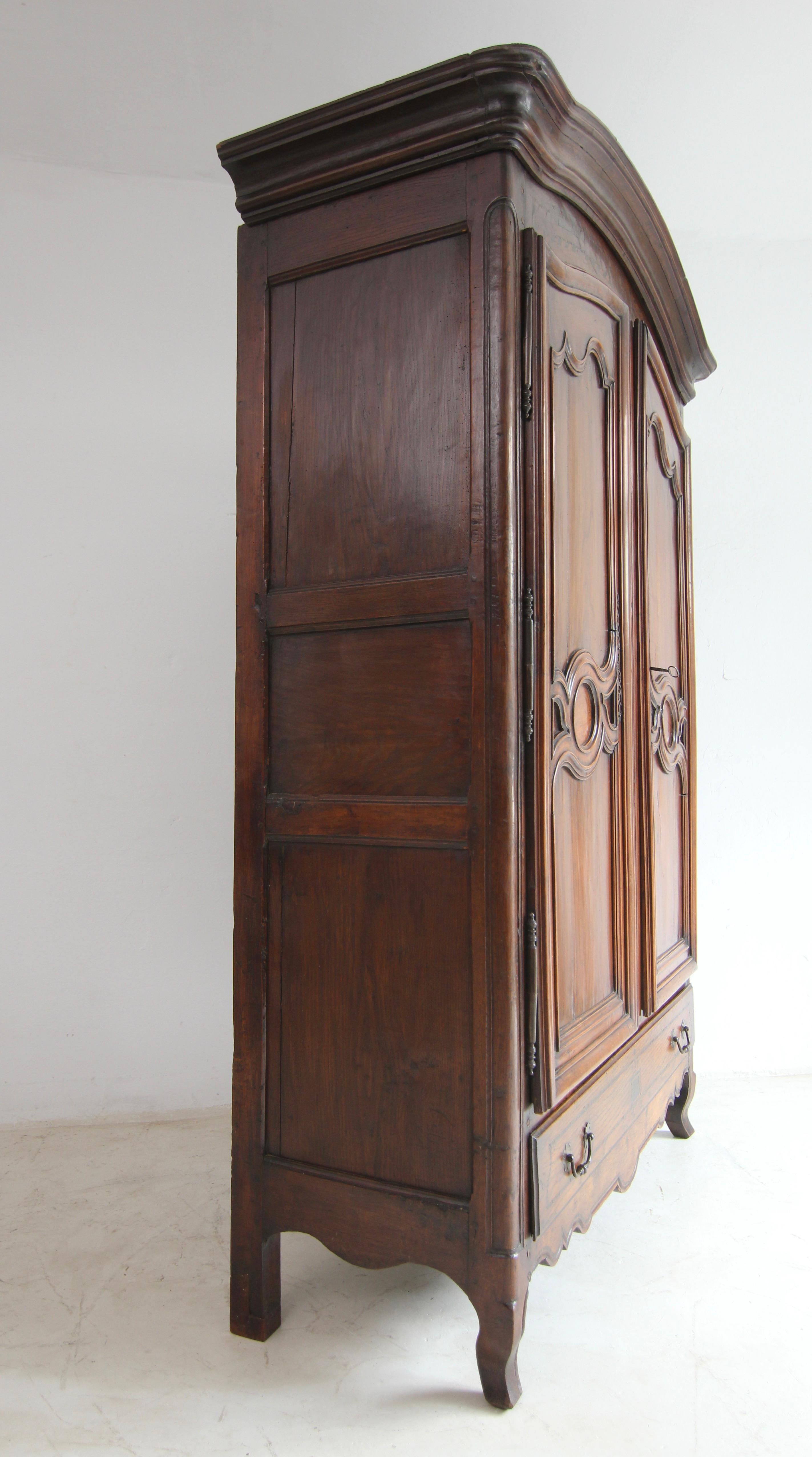 18. Jahrhundert Französisch Lorrain Armoire oder Kleiderschrank aus Kirschholz und Eiche im Angebot 14