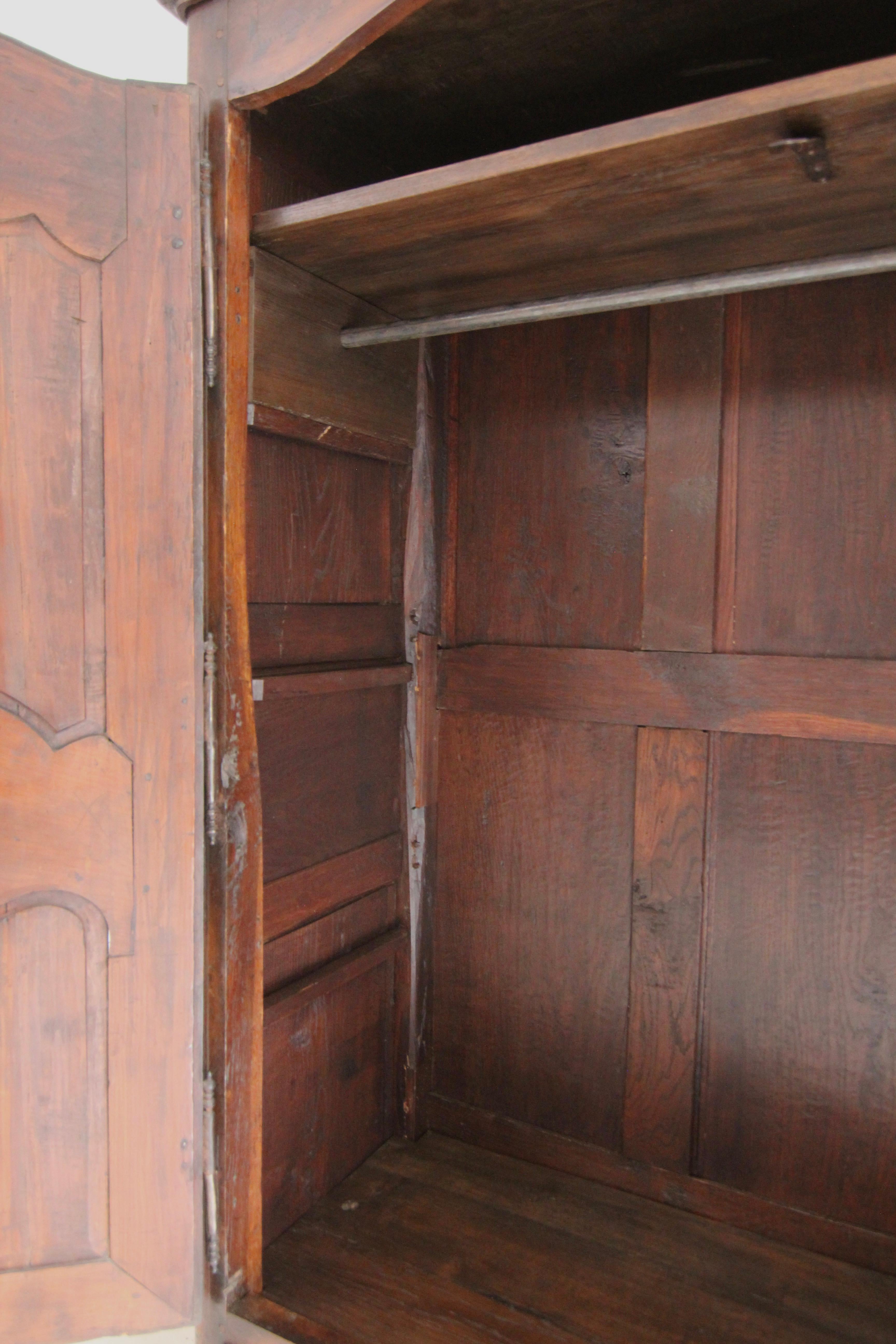 18. Jahrhundert Französisch Lorrain Armoire oder Kleiderschrank aus Kirschholz und Eiche im Angebot 13