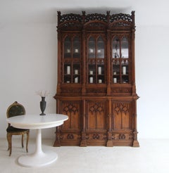 Gran armario o estantería de roble tallado de estilo neogótico alemán, firmado y fechado en 1883