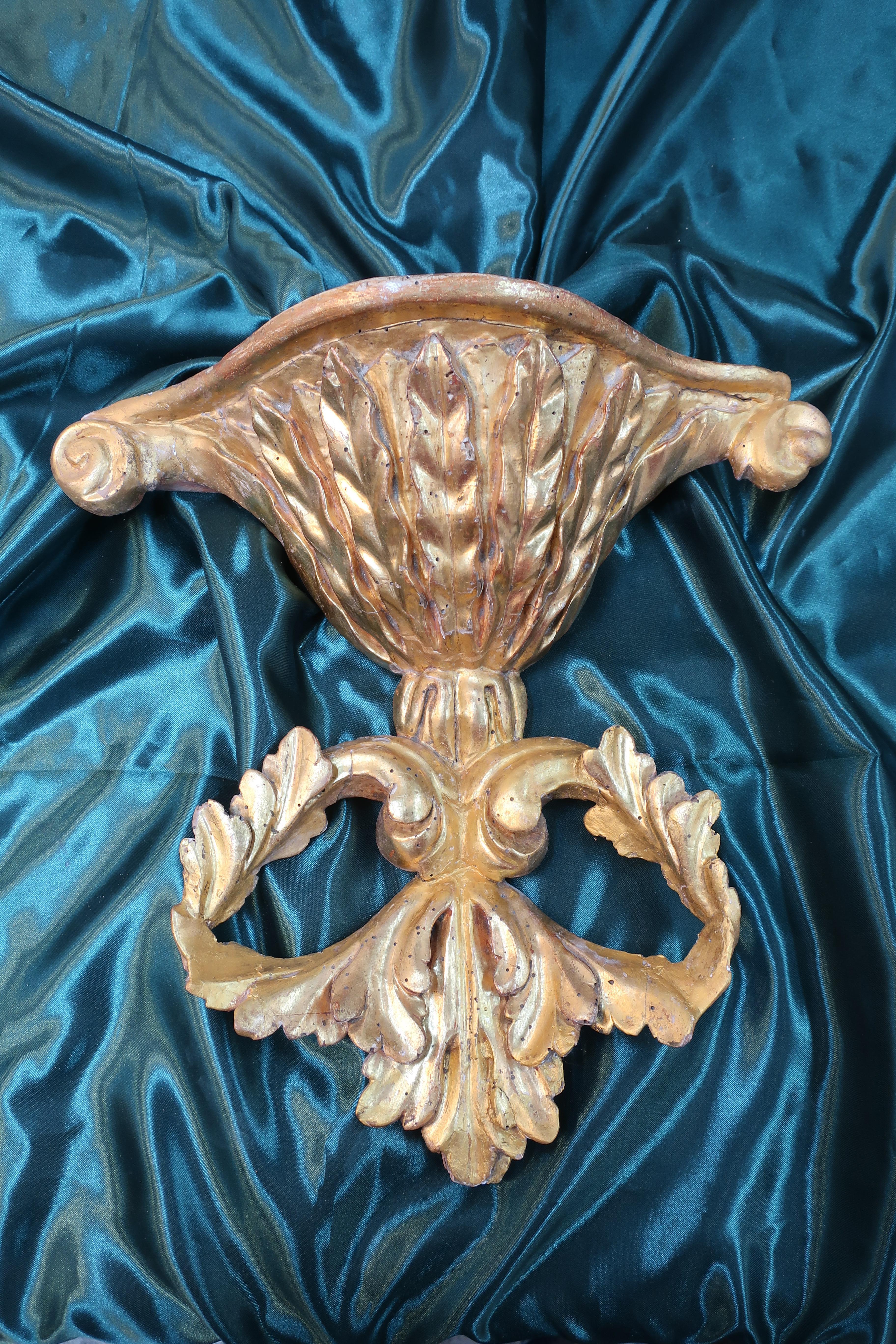This neoclassical wooden piece was originally hand carved and just recently restored.
The top is of a stunning antique yellow, characteristic of the neoclassical age.
This was a period following the lavish and luxurious decorative aesthetics of