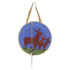Flache Tasche der Nez Perce aus dem 19. Jahrhundert mit Perlenstickerei in Konturtechnik, die ein Hirschmotiv darstellt
