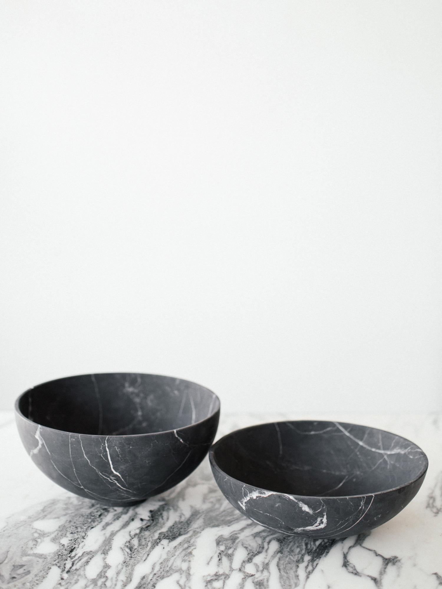 Handgeschnittener schwarzer Marmor Negro Monterrey aus Neuvo Leon, Mexiko.
Handgefertigt von Kunsthandwerkern in Mexiko.

Maße: Grande: 12