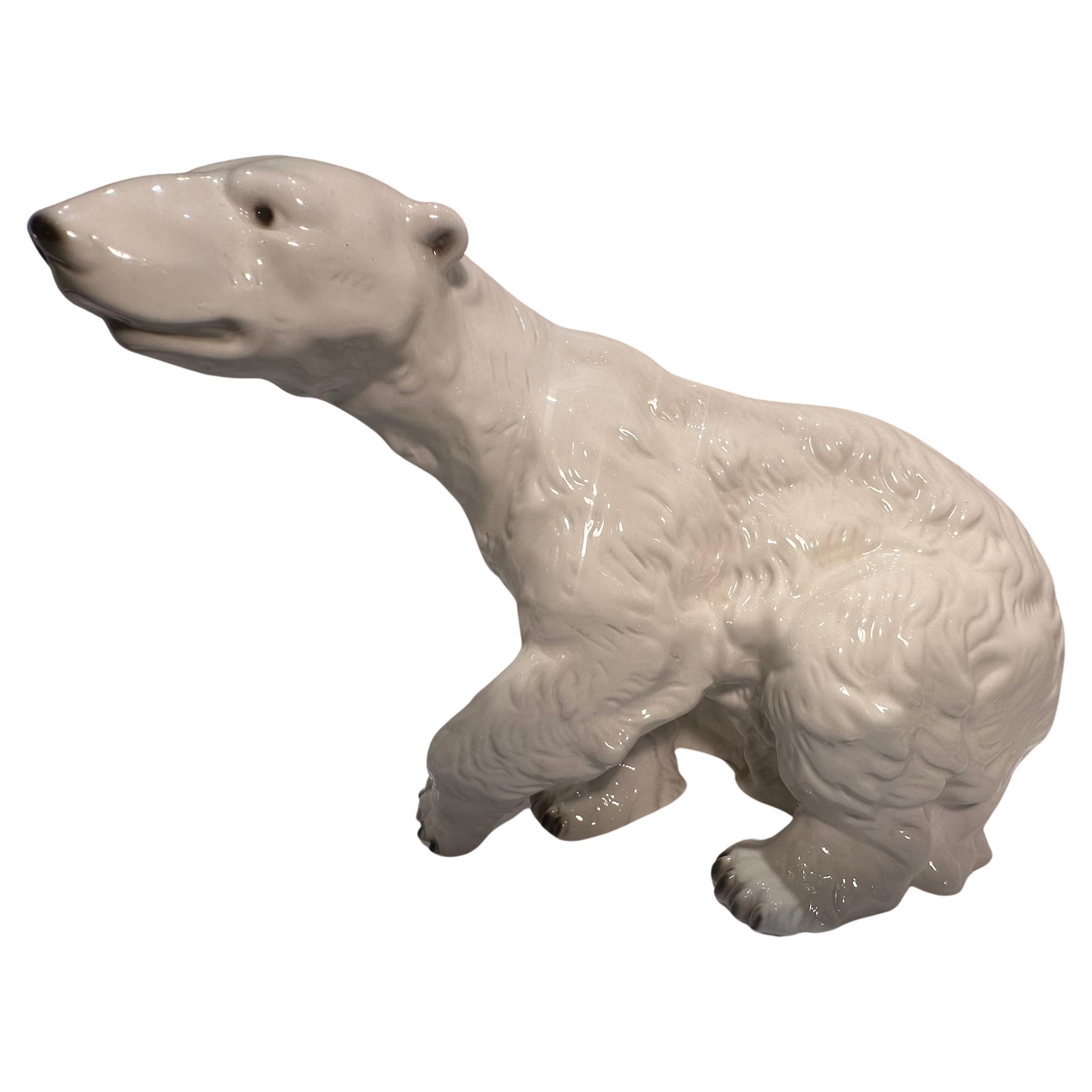 Peint à la main Grand ours polaire en porcelaine peint à la main par Royal Dux en vente