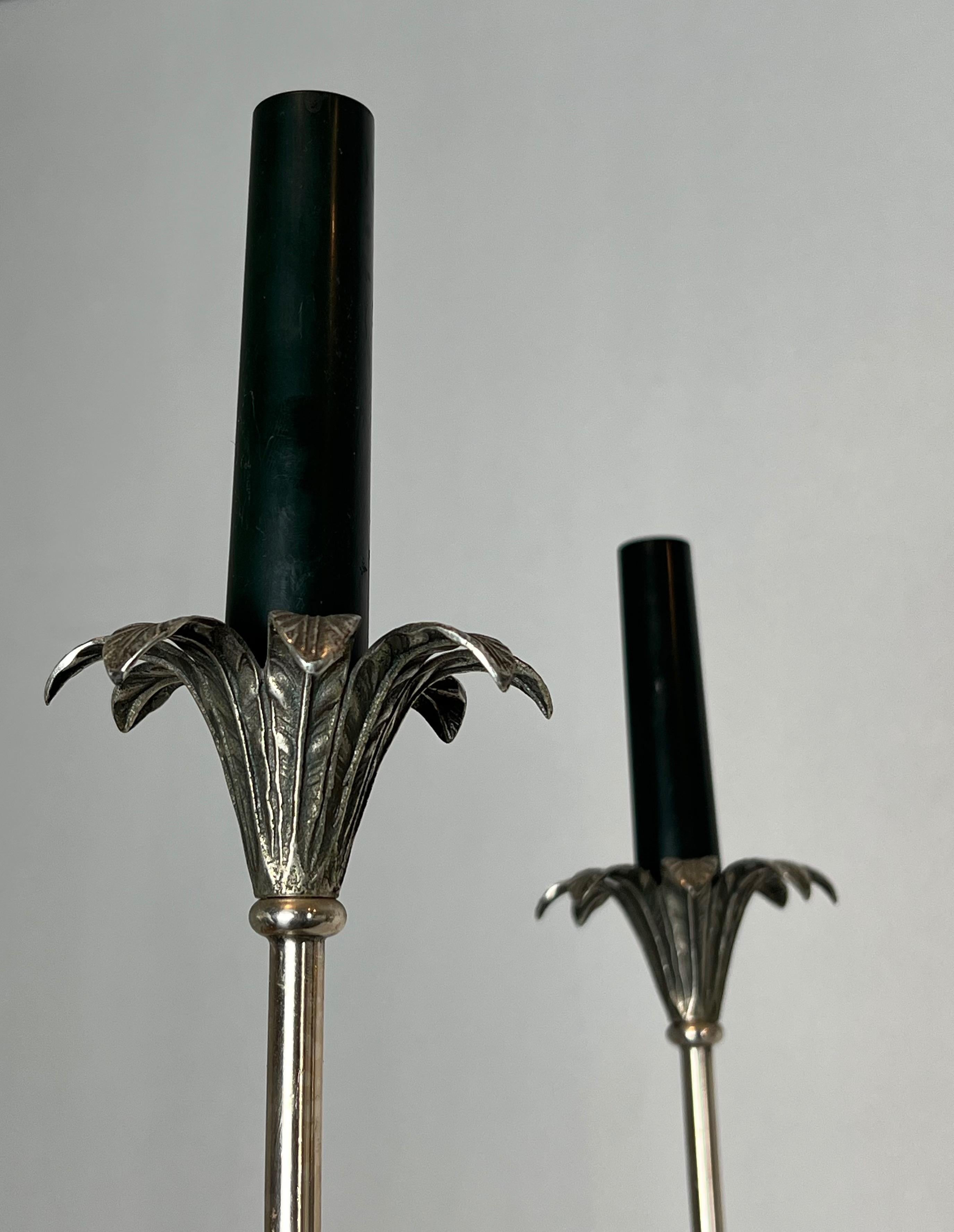 Metallo Lampadario in metallo argentato in stile neoclassico di Maison Charles in vendita