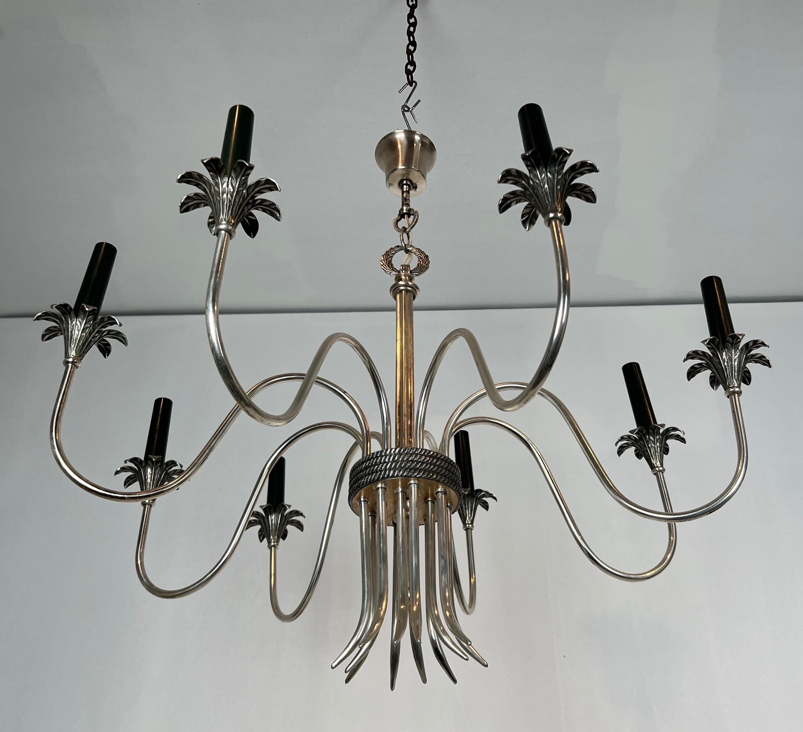 Questo lampadario in metallo in stile neoclassico è molto bello. Questa è un'opera francese di Maison Charles. Circa 1940