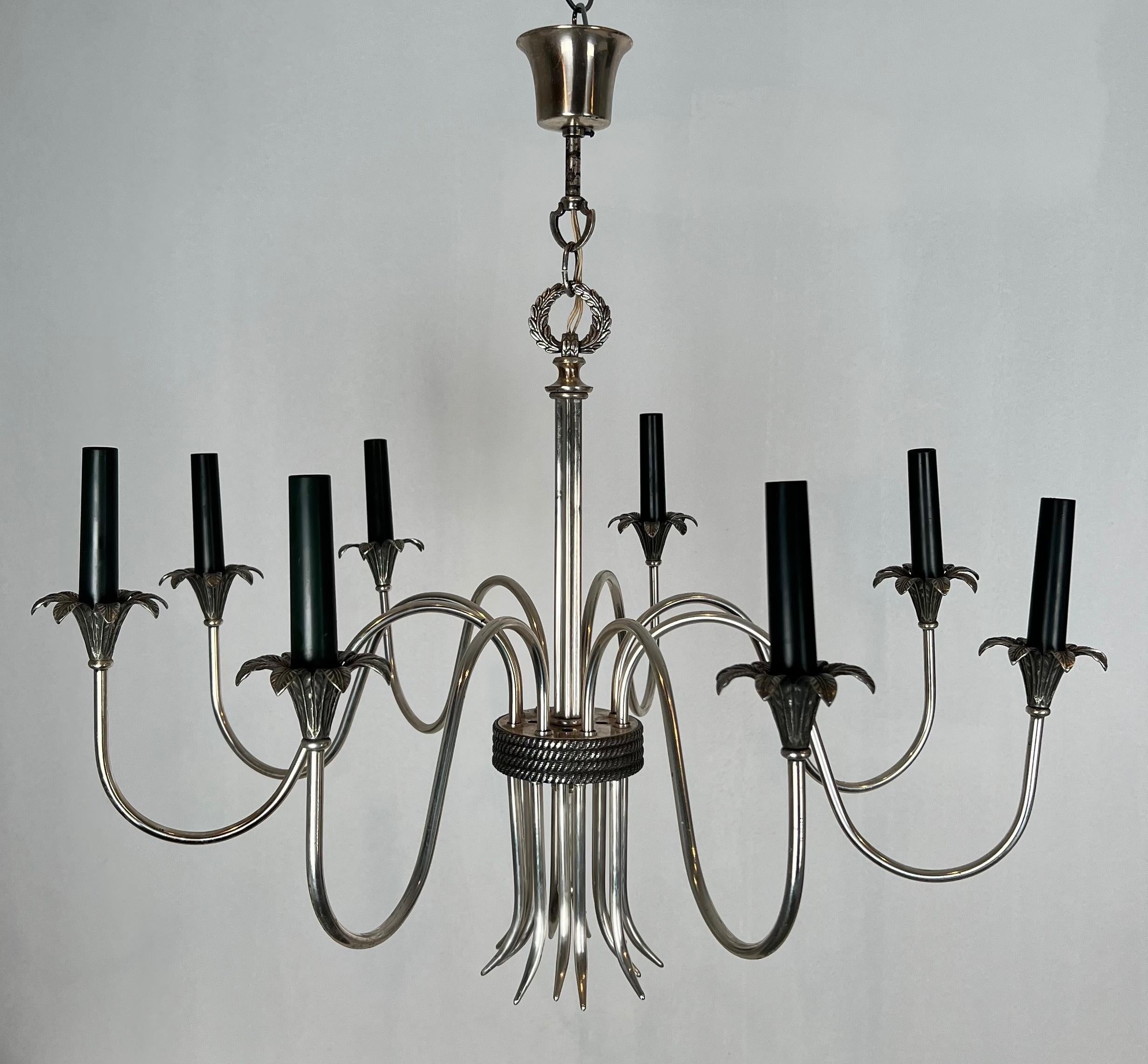 Neoclassico Lampadario in metallo argentato in stile neoclassico di Maison Charles in vendita