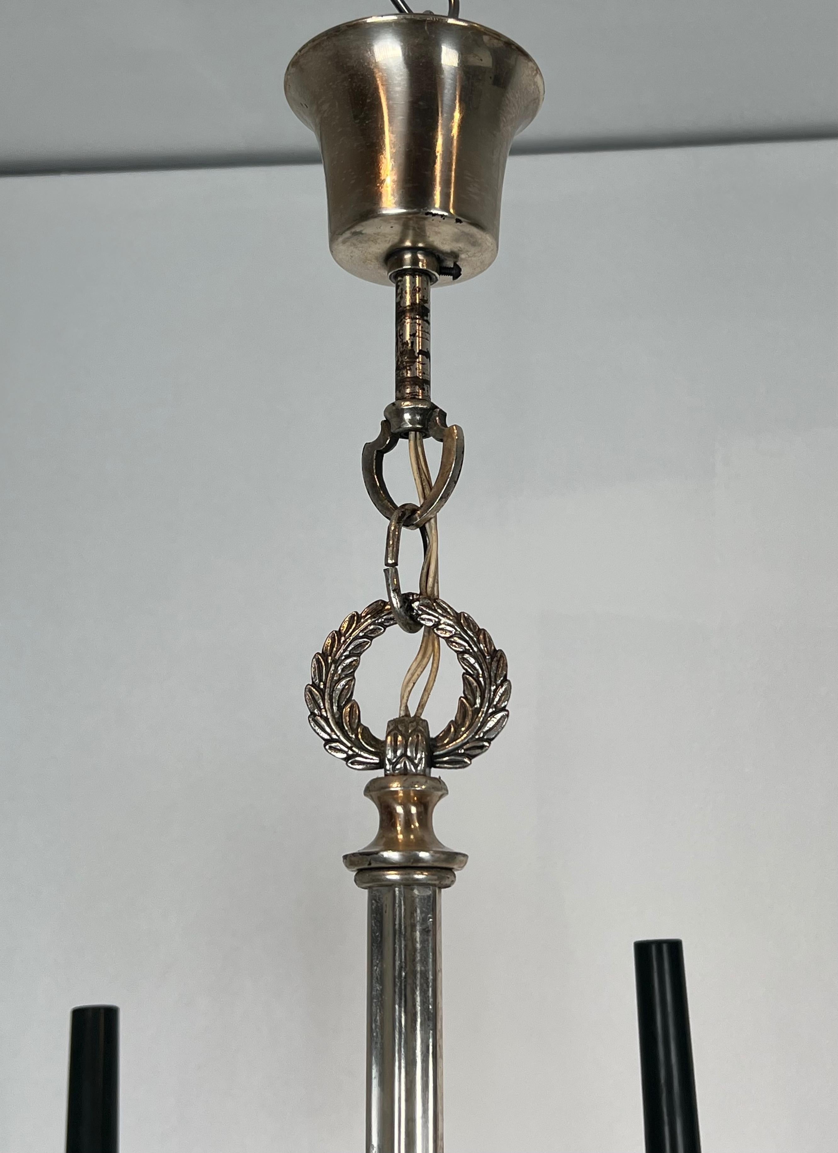 Francese Lampadario in metallo argentato in stile neoclassico di Maison Charles in vendita