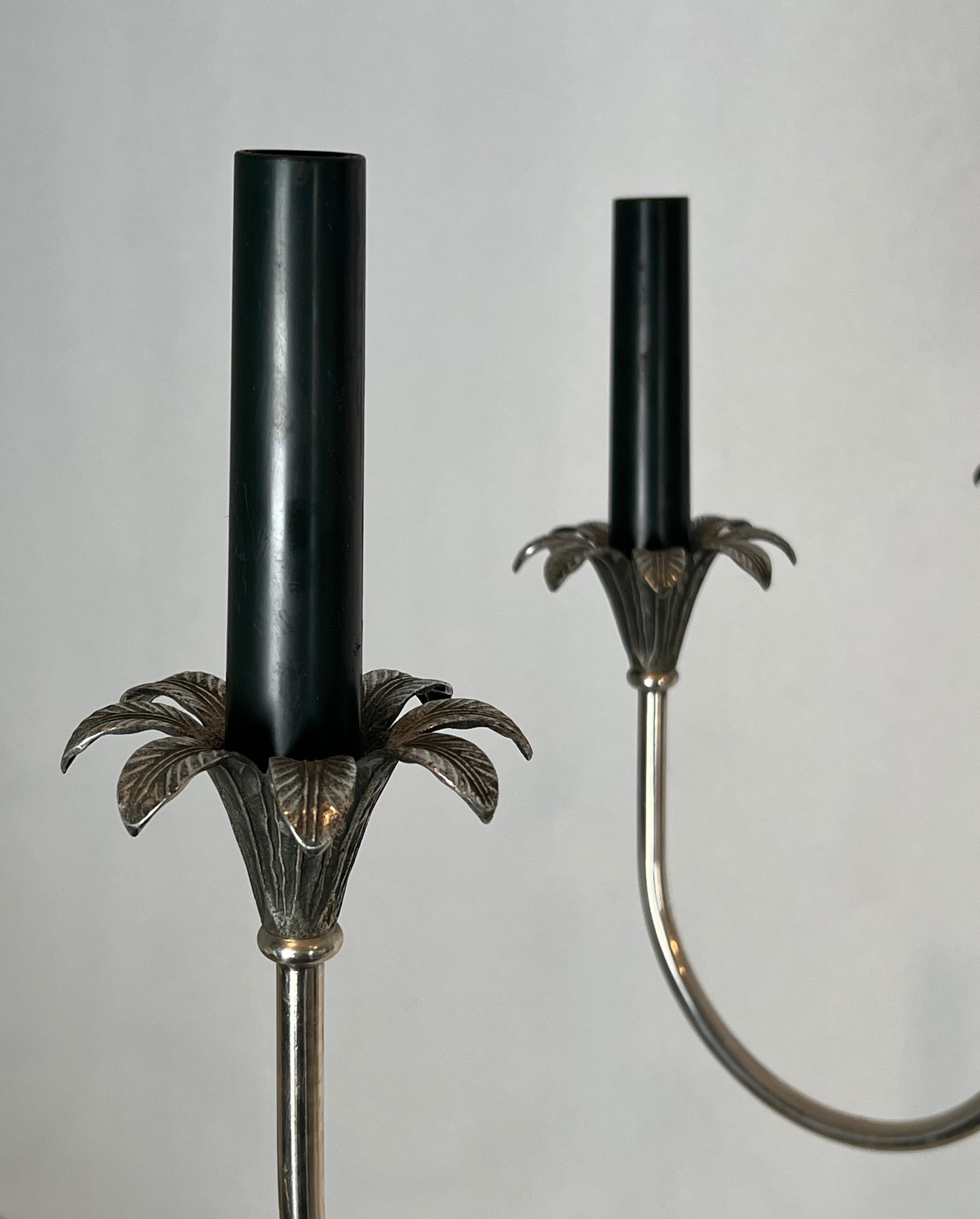 Metà XX secolo Lampadario in metallo argentato in stile neoclassico di Maison Charles in vendita