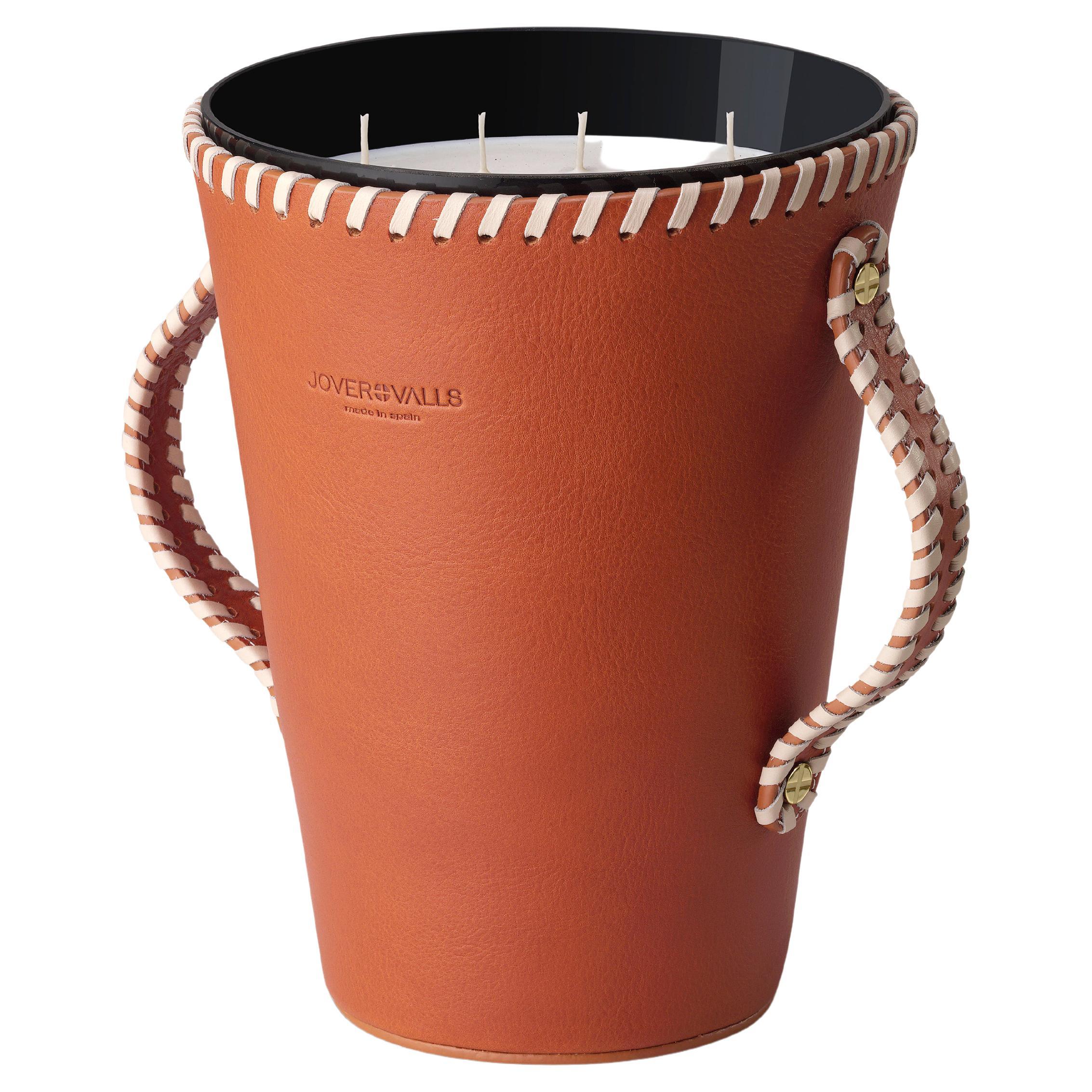 JAAR, bougeoir en cuir cognac, bougie en bois de roses et scénographie 123 Oz