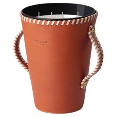 JAAR, bougeoir en cuir cognac, bougie en bois de roses et scénographie 123 Oz