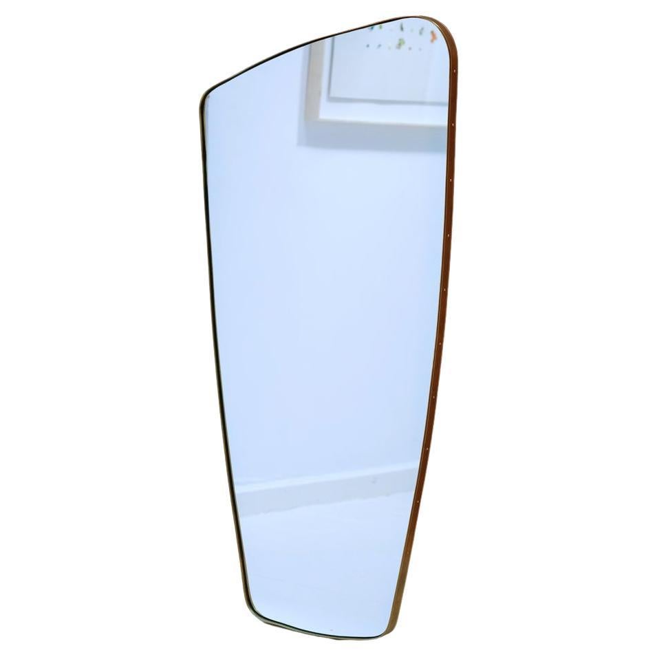 “Swing ”Trapezio small. 

The contemporary rectangular mirror with rounded edges and embossed brass frame is an exceptional choice for those seeking a touch of elegance and refinement in their decor. Its small size of 14x23