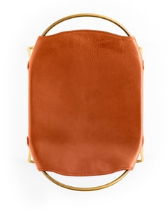 Sgabello da bancone con struttura in ottone invecchiato e pelle color tabacco naturale — Campione da studio