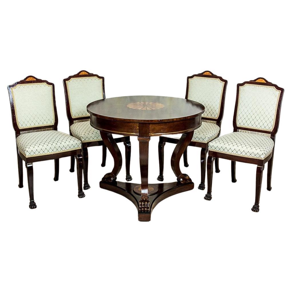 Table ronde stylisée avec chaises tapissées Circa 1950 en vente