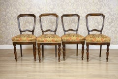 Quatre chaises en acajou avec tapisserie florale, vers 1930, ensemble de 4 chaises