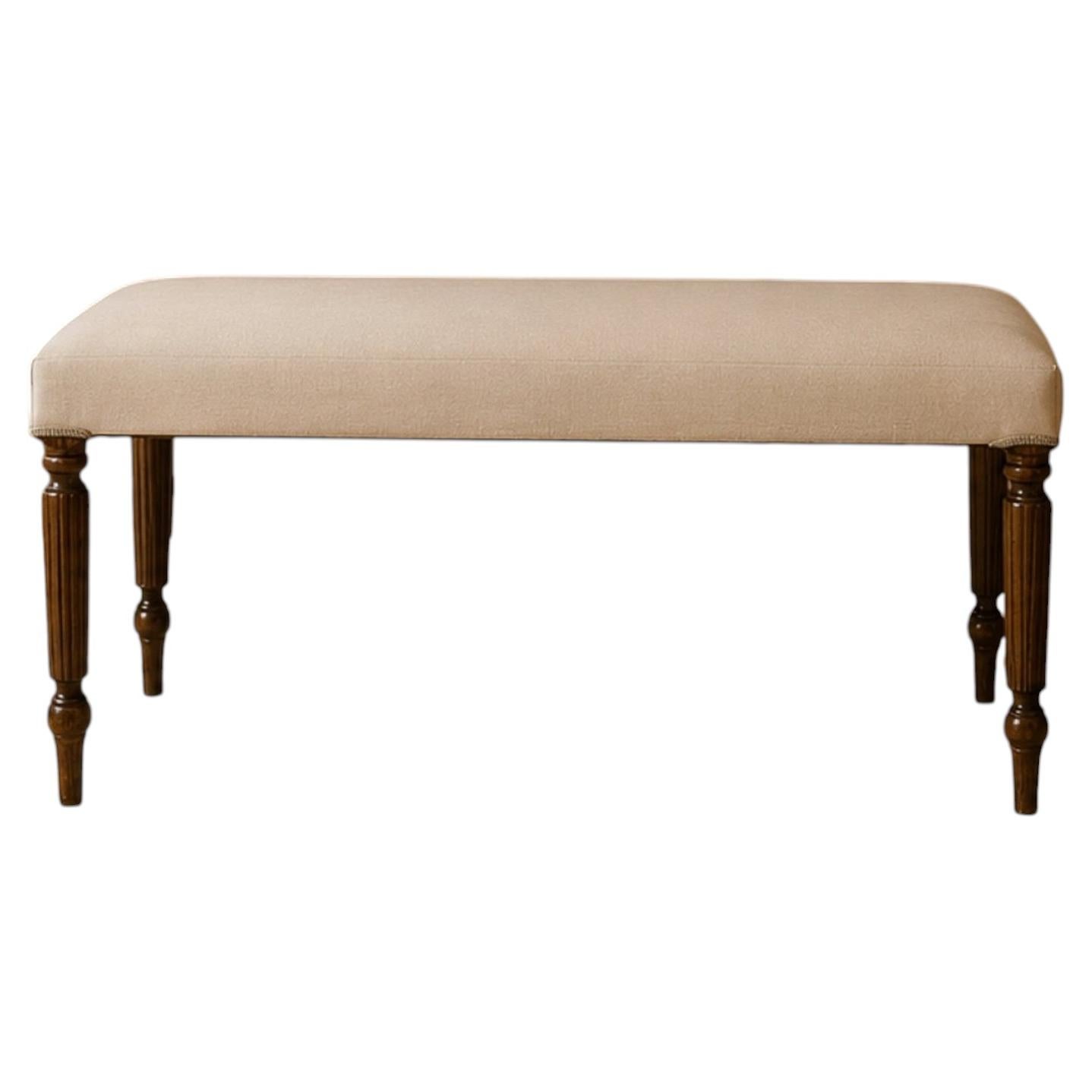 Banc de style Louis XVI néoclassique du milieu du siècle, avec revêtement crème et pieds cannelés
